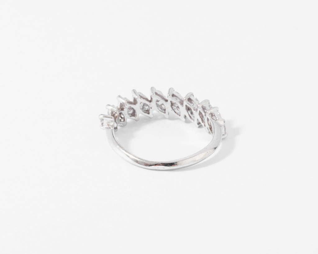 Demie alliance en or gris et diamant