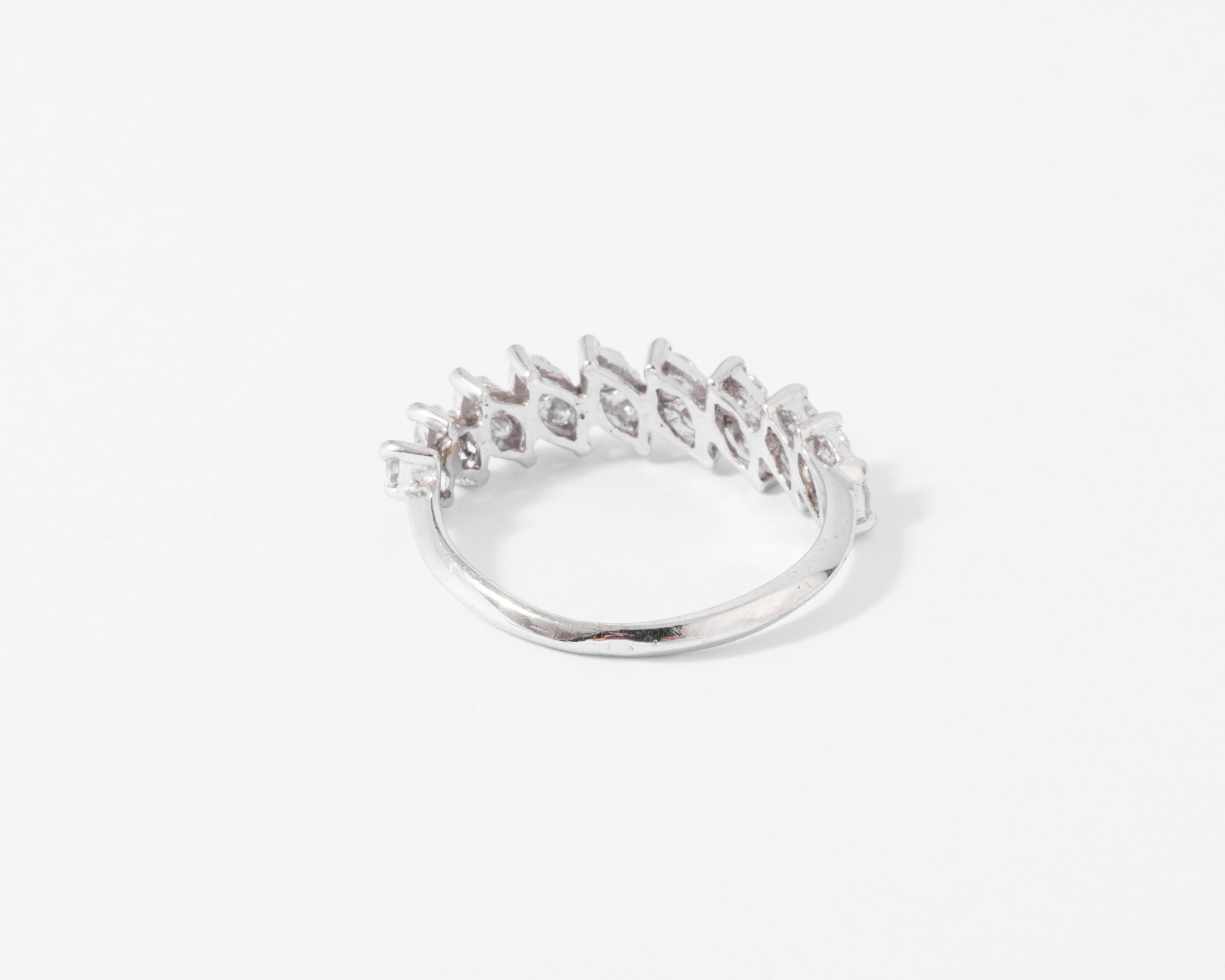 Demie alliance en or gris et diamant