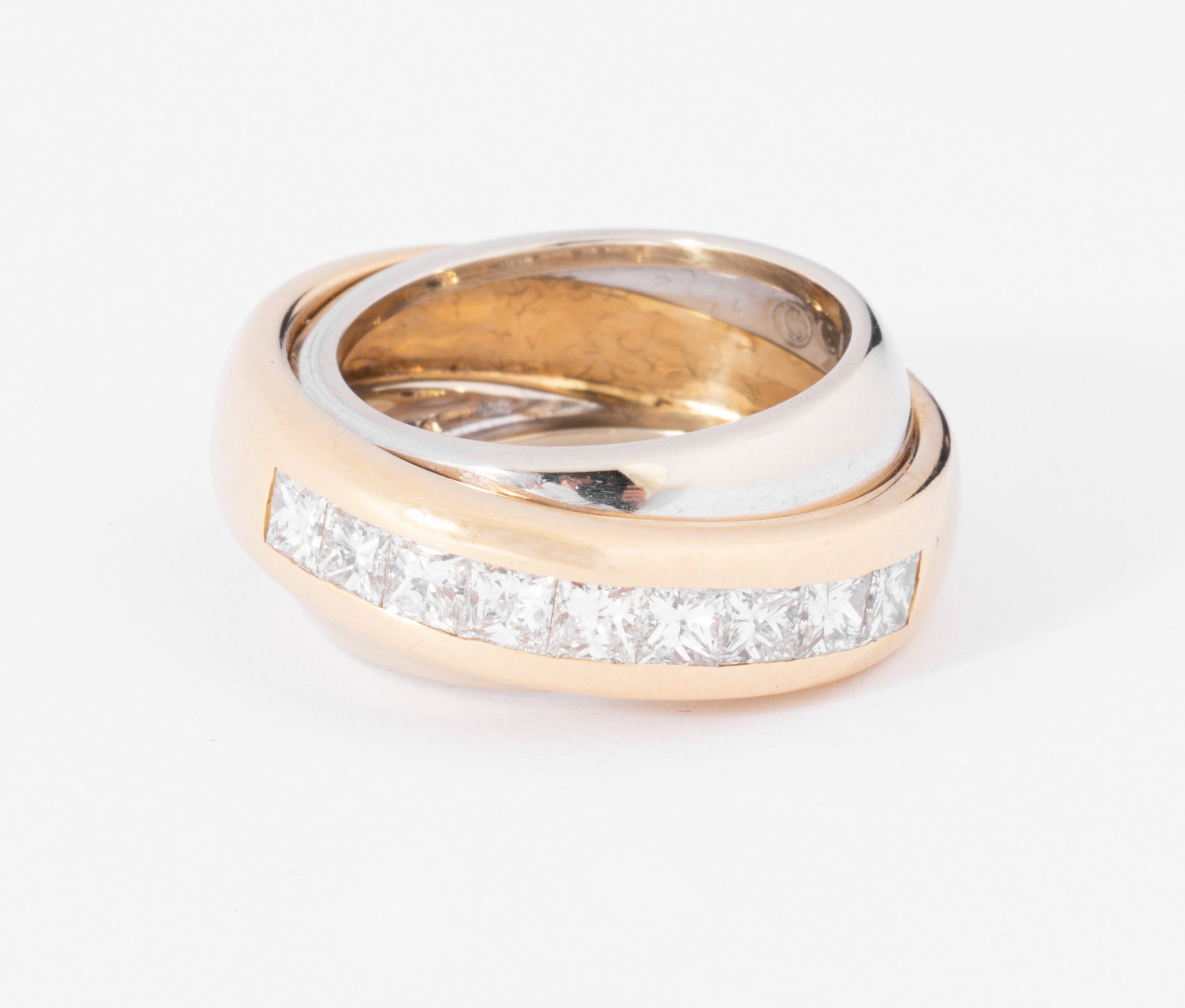 Bague jonc signée Cartier bi-colore en diamants princesses
