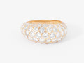 Bague jonc bombée en diamant.
