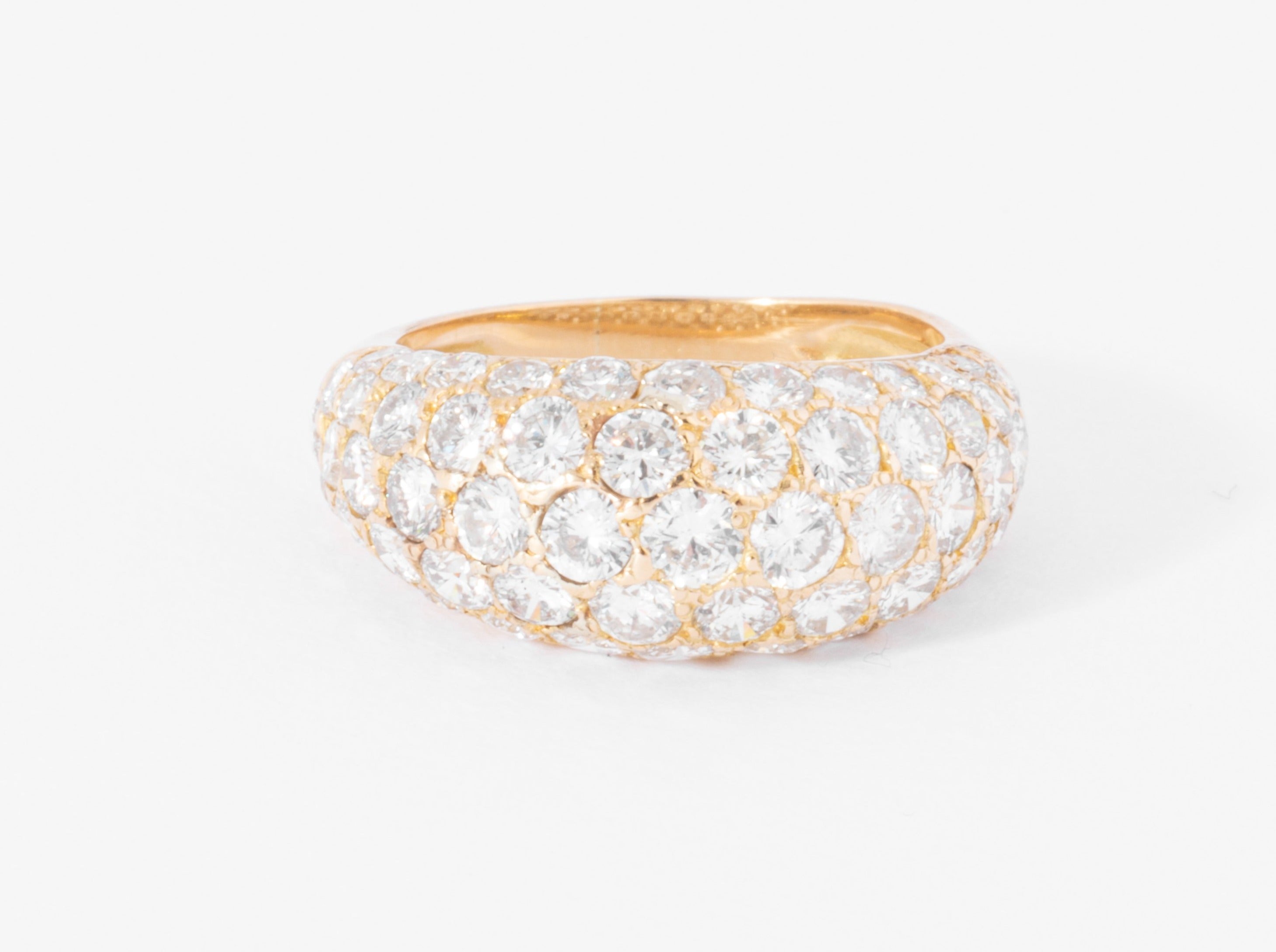 Bague jonc bombée en diamant.