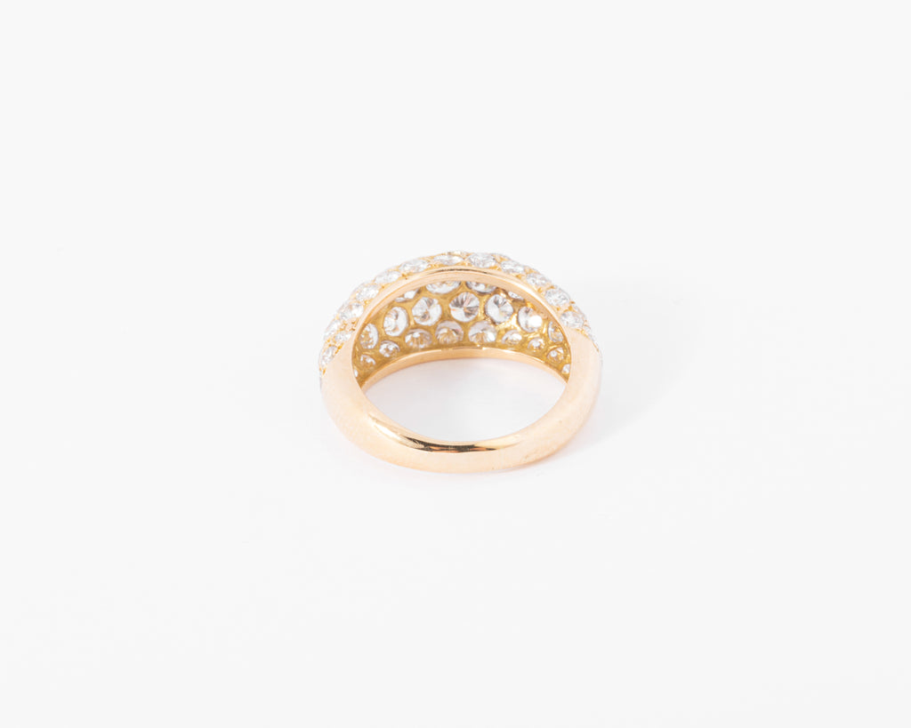 Bague jonc bombée en diamant.