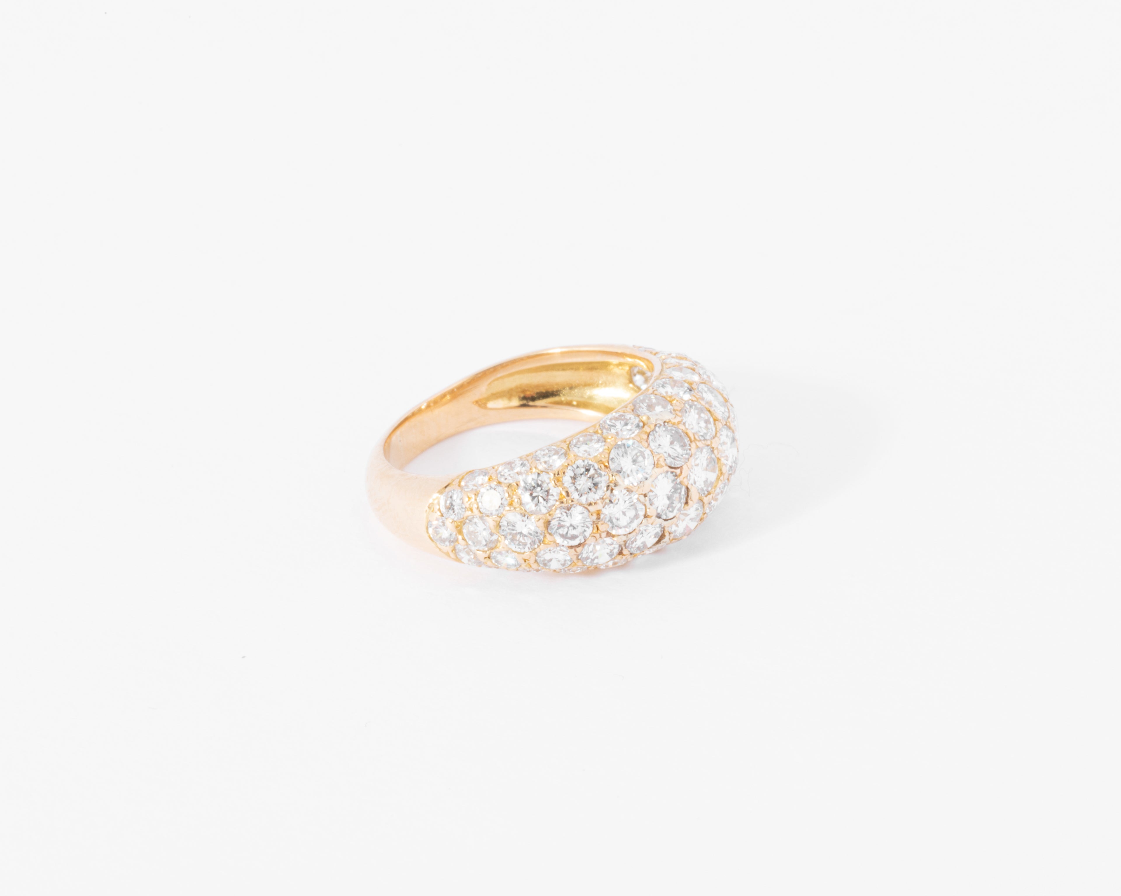 Bague jonc bombée en diamant.
