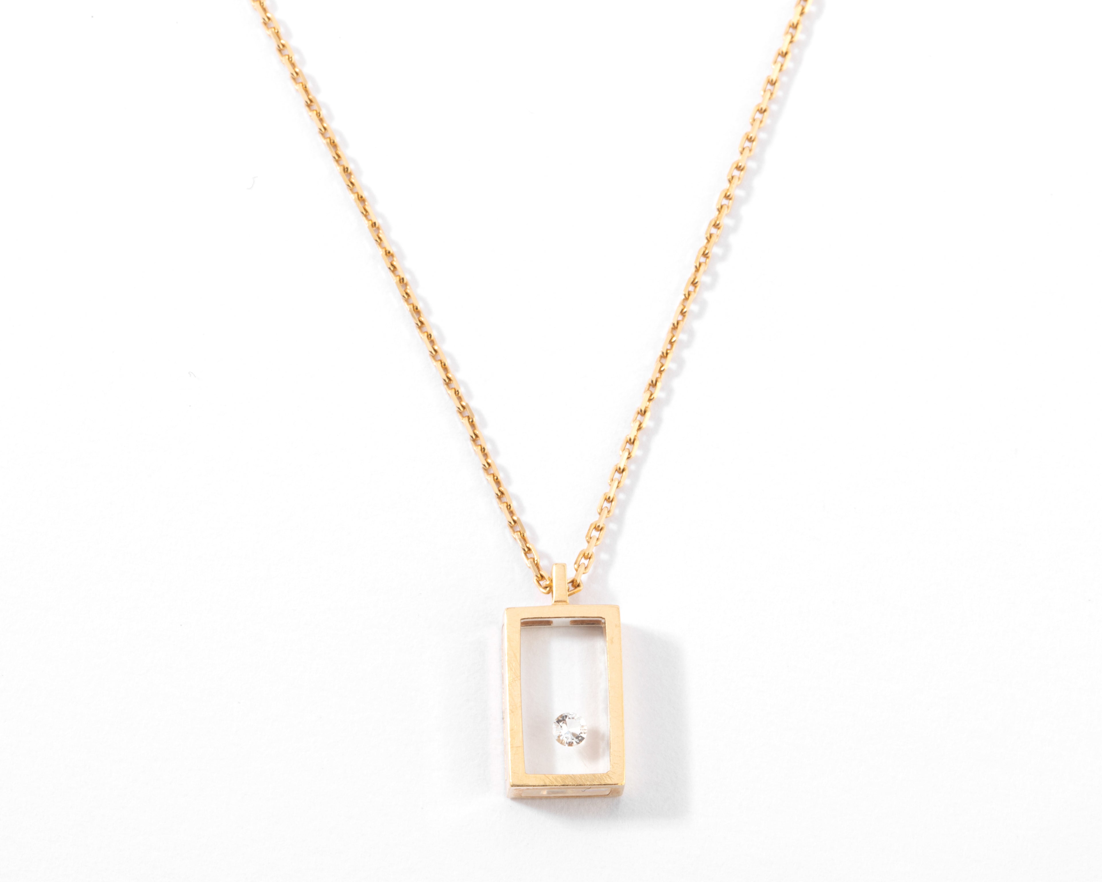 Collier or jaune et diamant sur plexisglass du créateur Pascal Morabito modèle cube