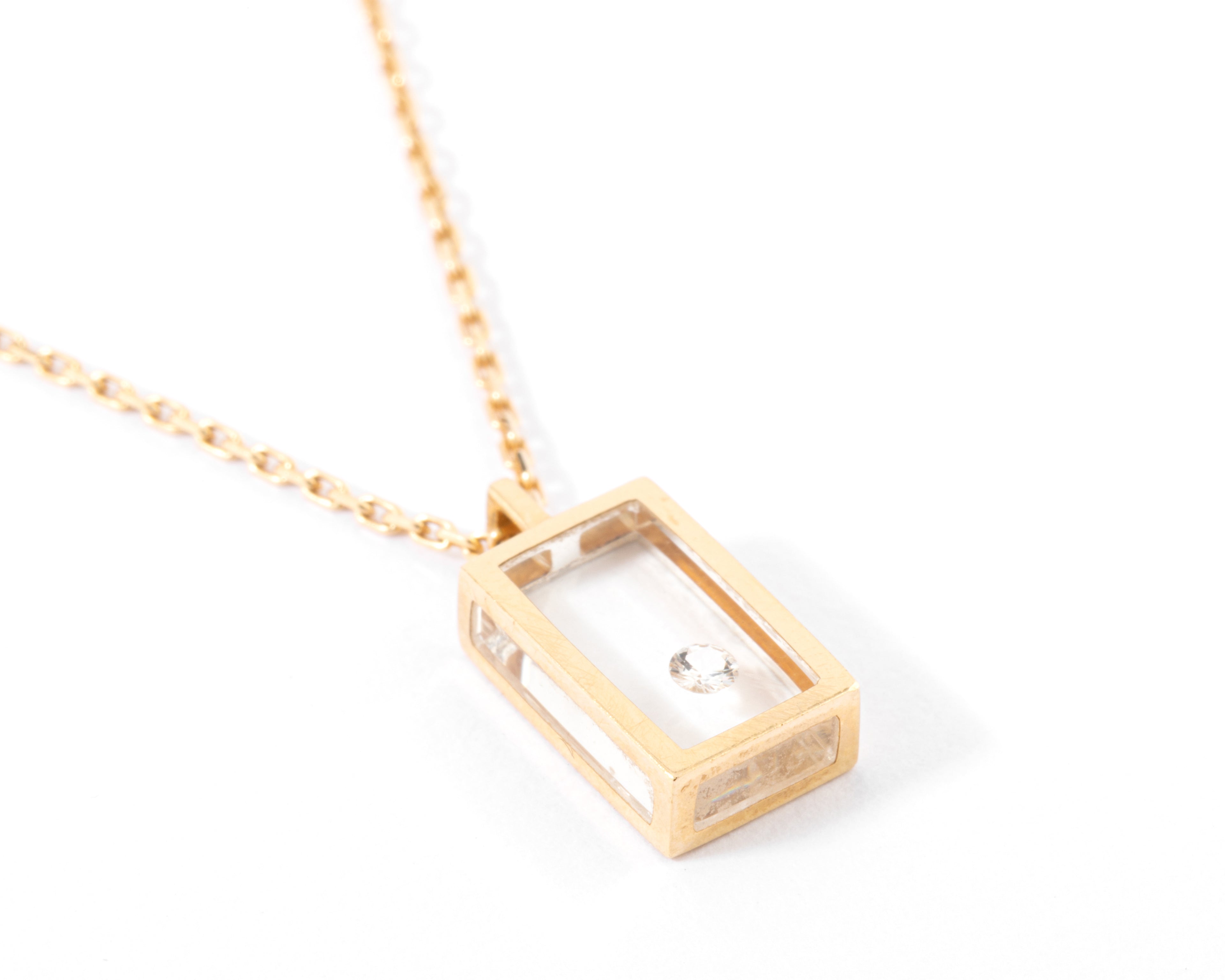Collier or jaune et diamant sur plexisglass du créateur Pascal Morabito modèle cube