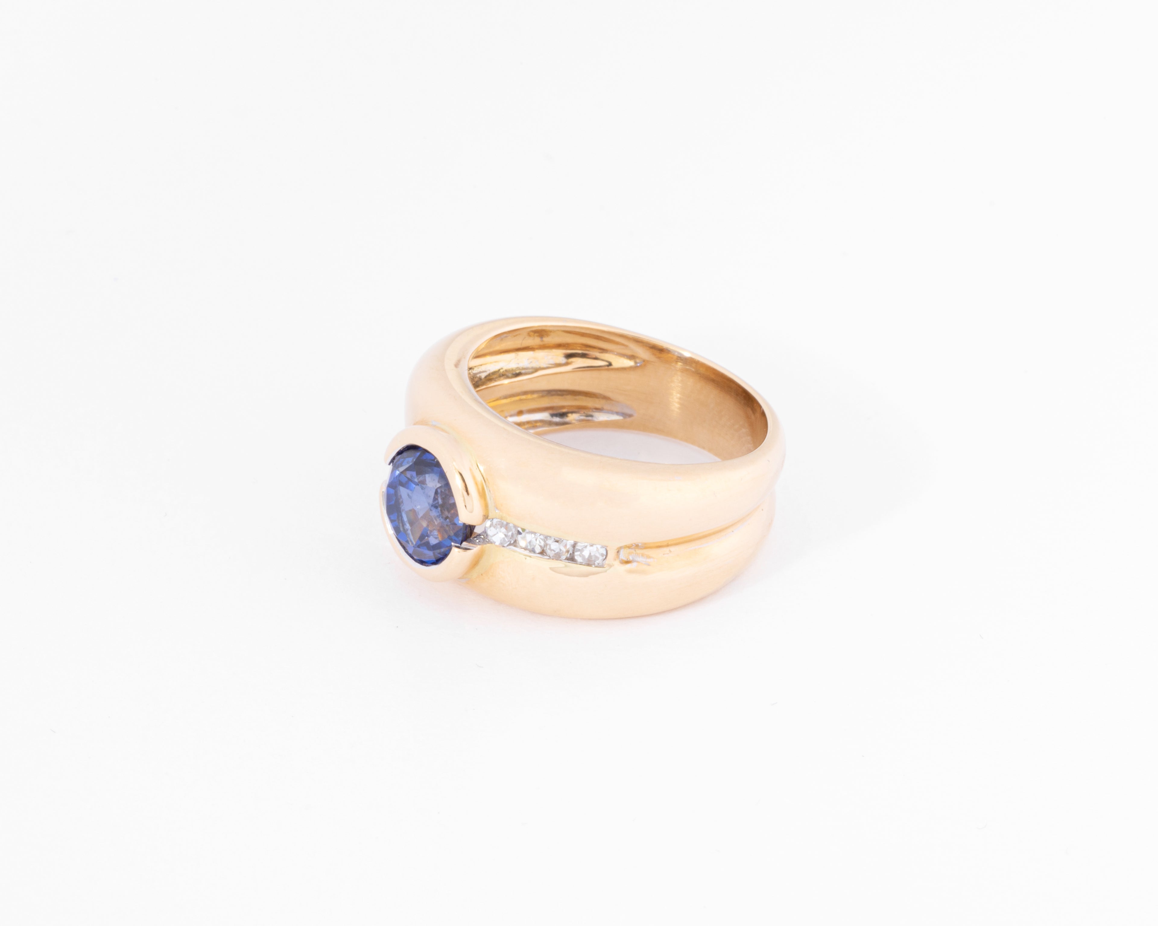 Bague jonc or jaune ornée d'un saphir taille ronde et diamant