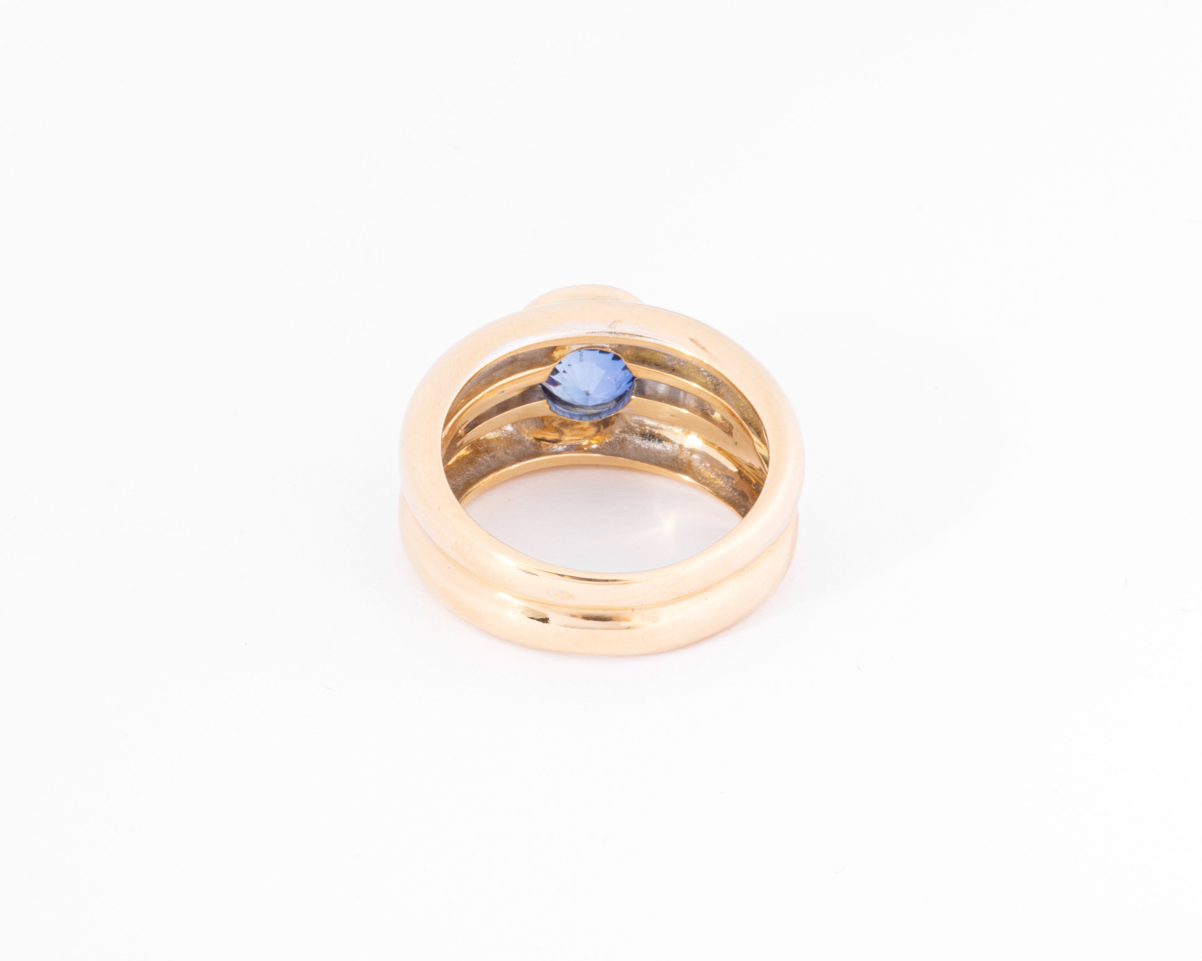 Bague jonc or jaune ornée d'un saphir taille ronde et diamant