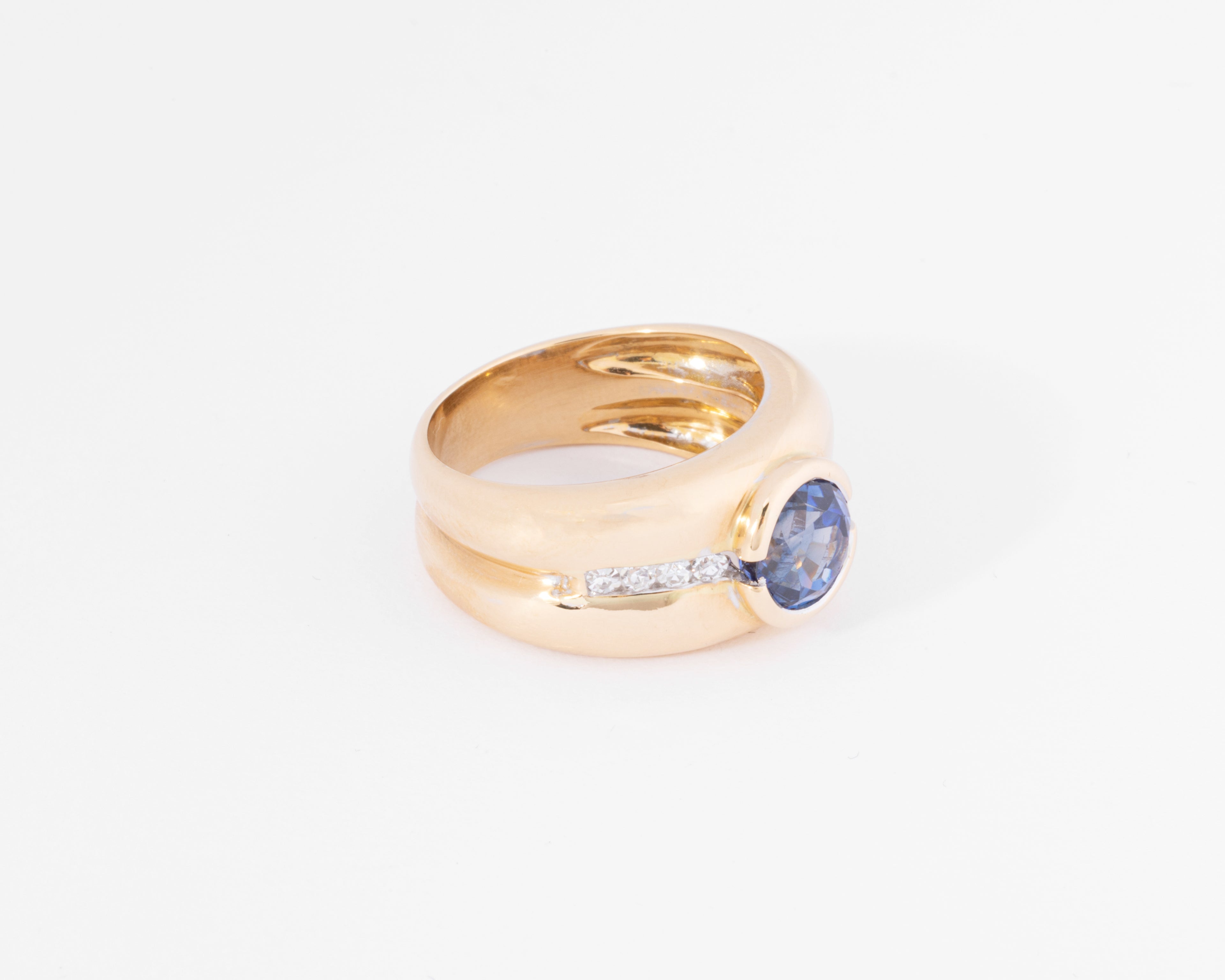 Bague jonc or jaune ornée d'un saphir taille ronde et diamant