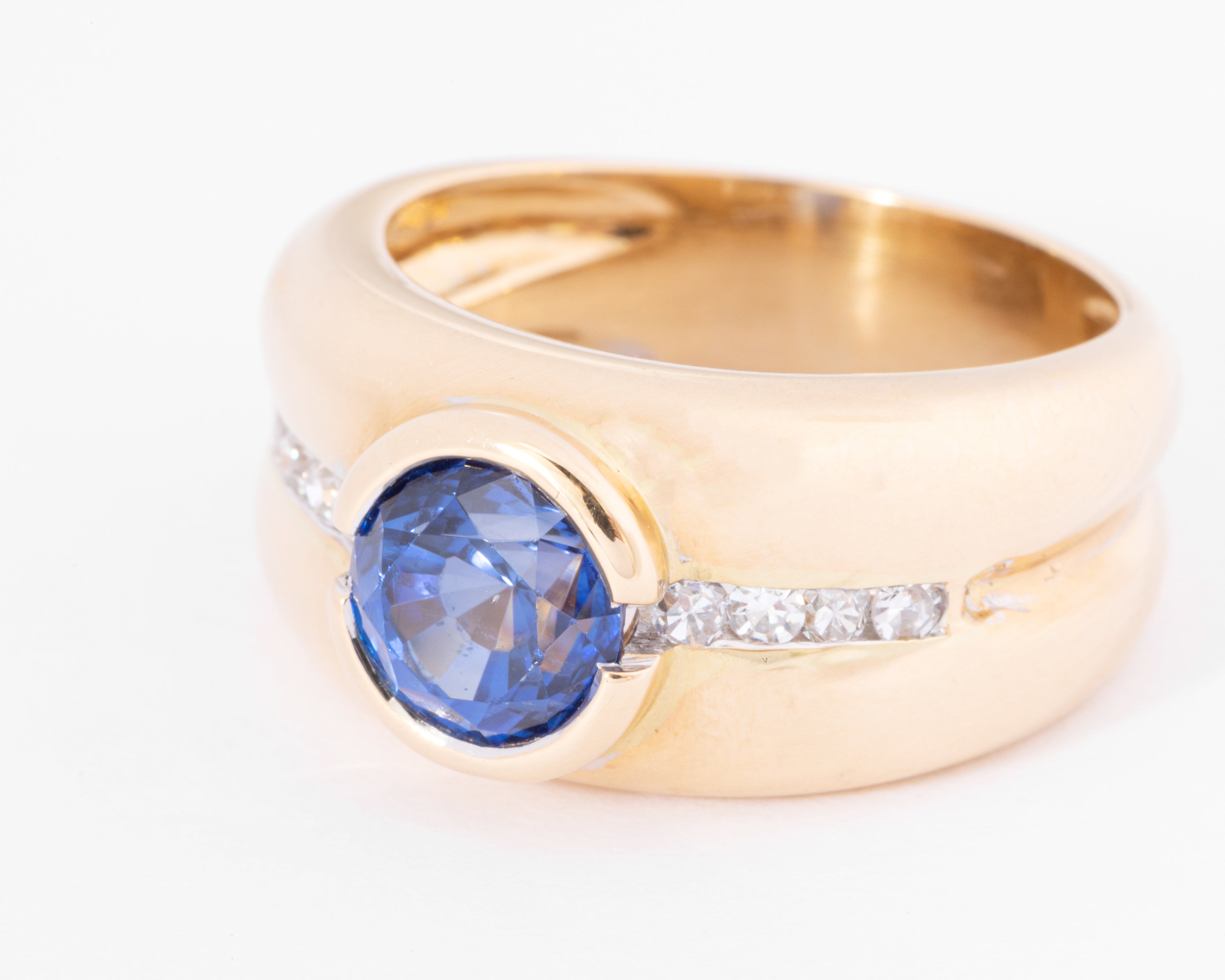 Bague jonc or jaune ornée d'un saphir taille ronde et diamant