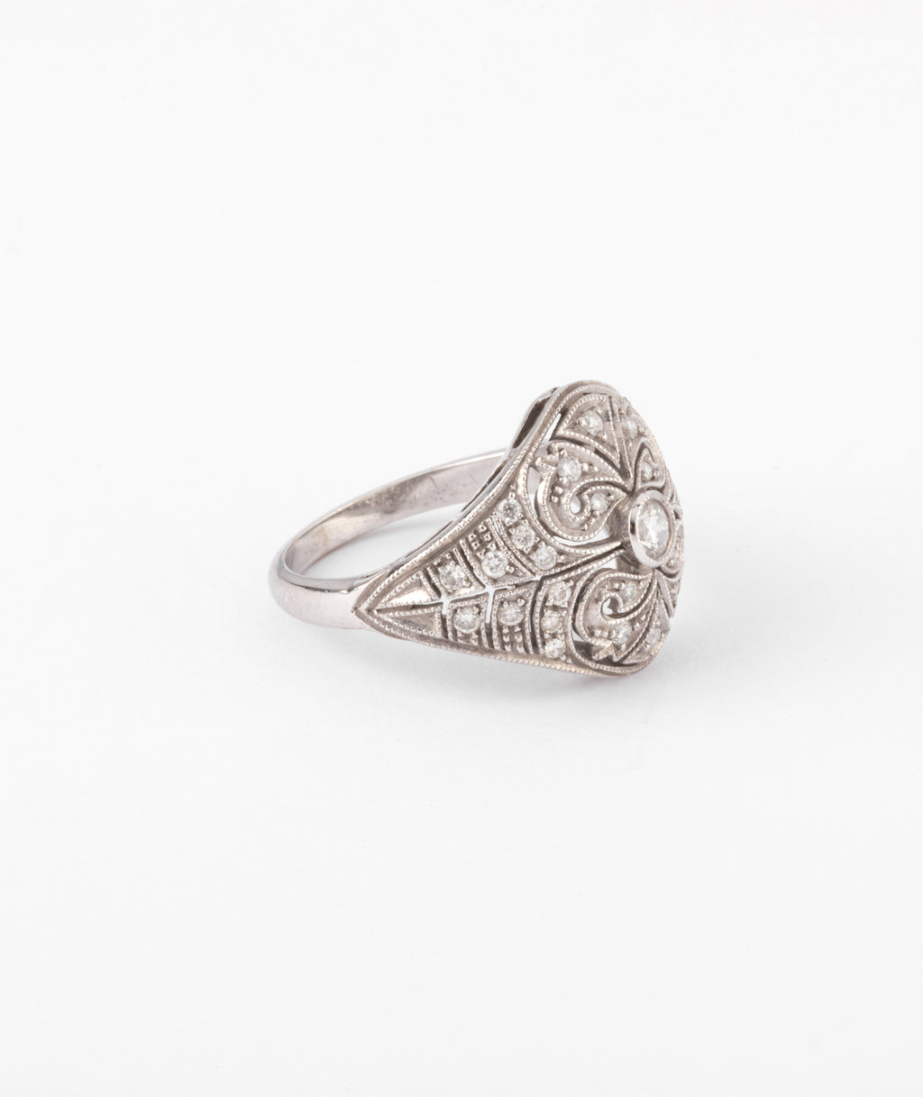 Bague dôme or gris et diamants ciselée