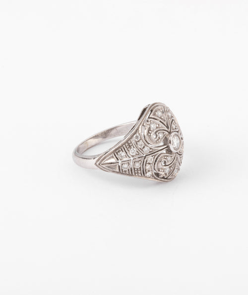 Bague dôme or gris et diamants ciselée