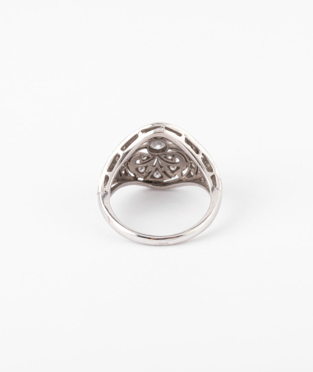 Bague dôme or gris et diamants ciselée