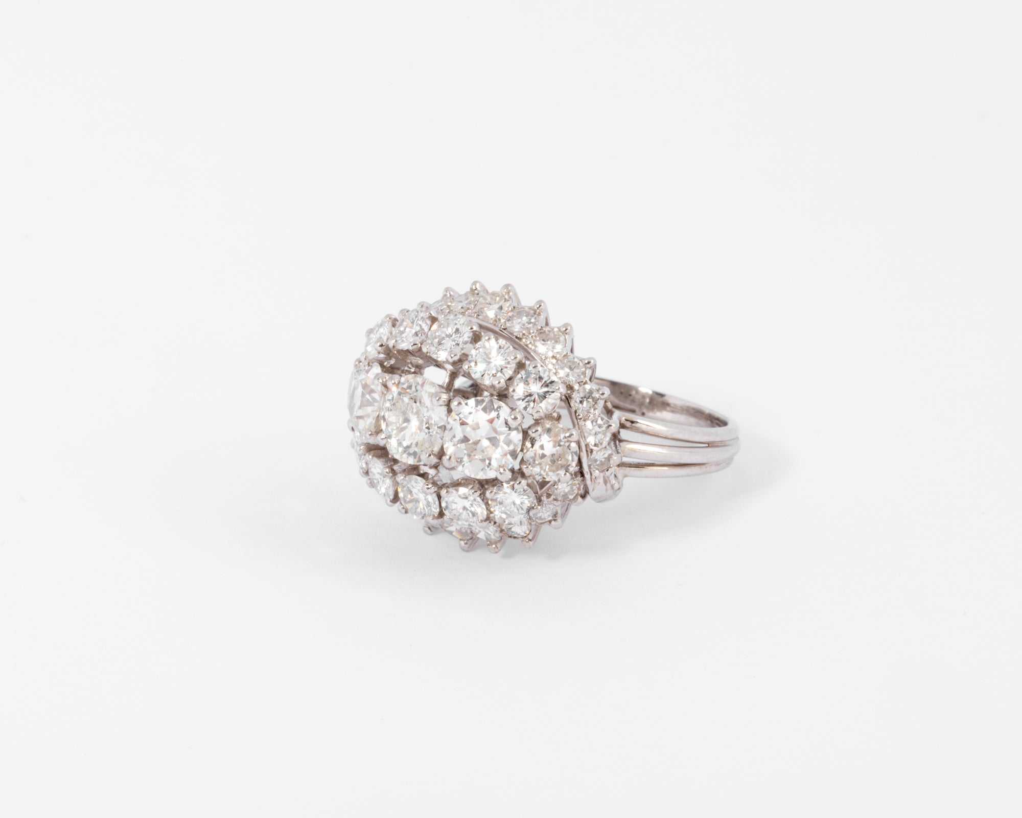 Bague or gris et diamants des années 1960