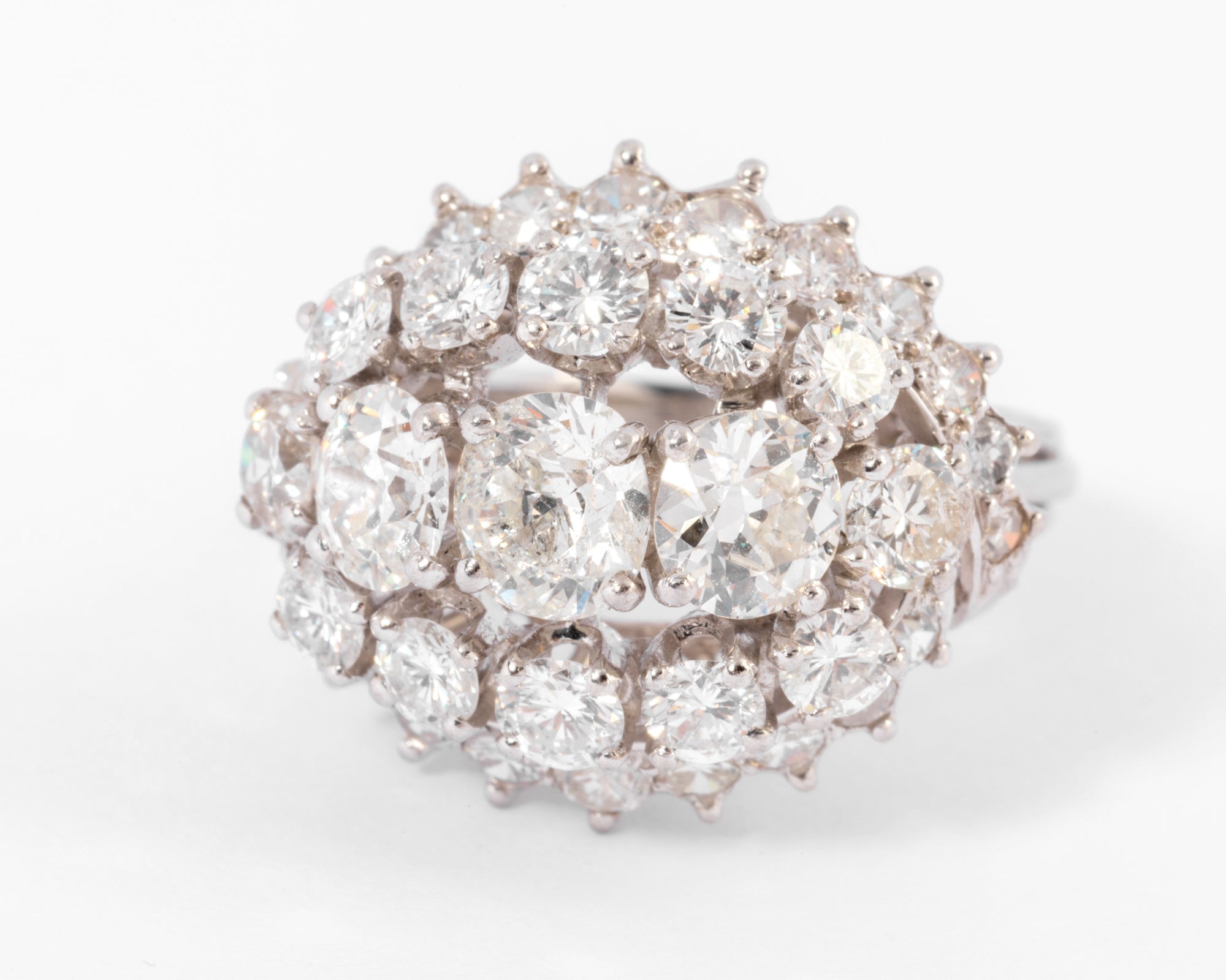 Bague or gris et diamants des années 1960