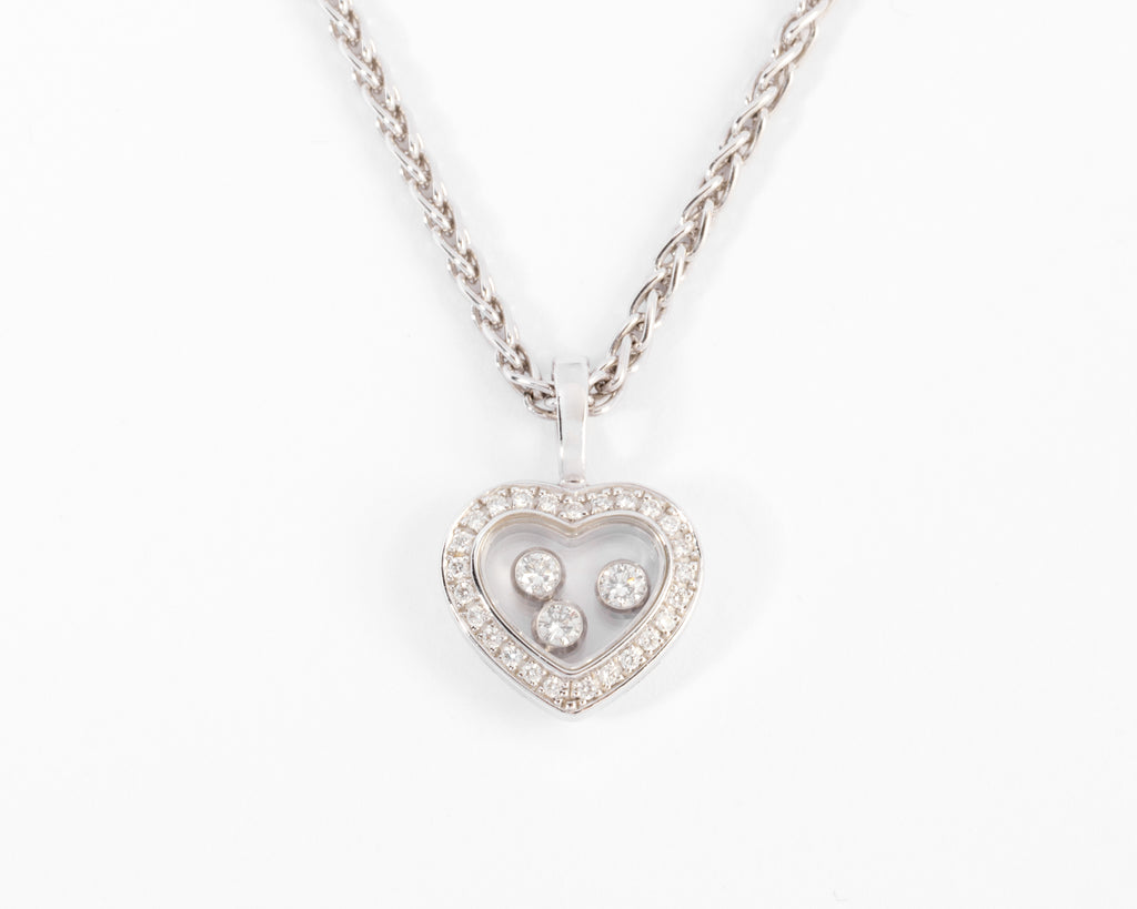 Un pendentif or gris signé de la maison Chopard