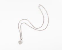 Charger l'image dans la galerie, Un pendentif or gris signé de la maison Chopard
