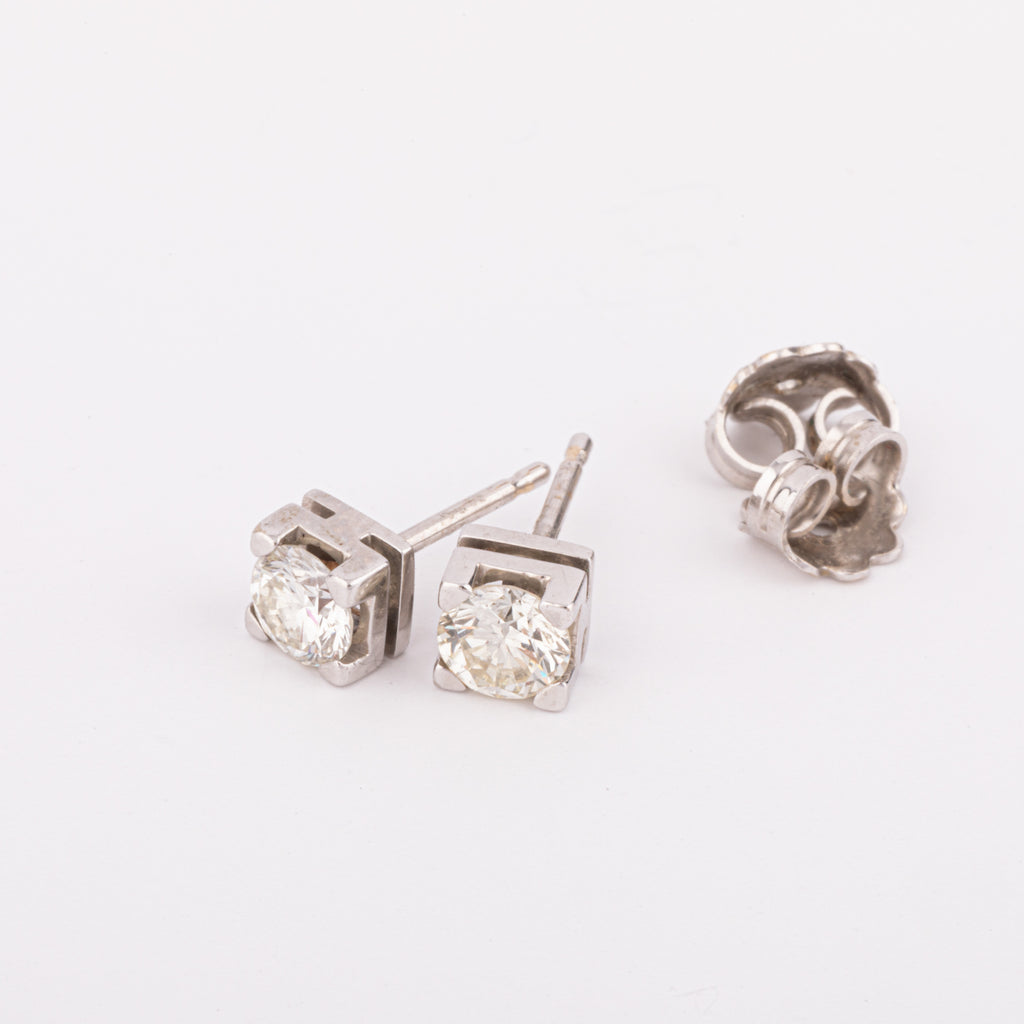 Paire de puce d'oreilles en diamant de taille moderne