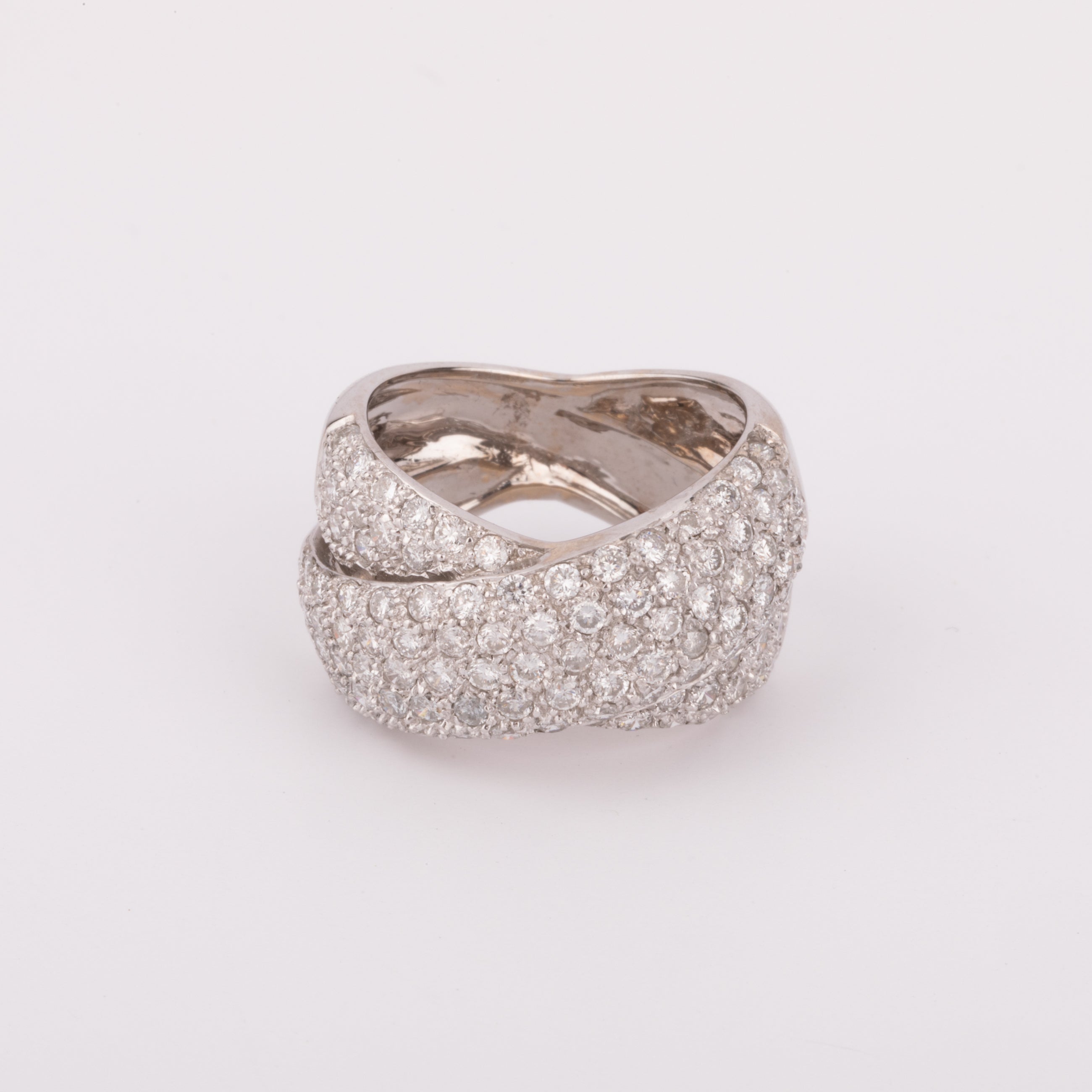 Bague or gris croisée entièrement pavée de diamant