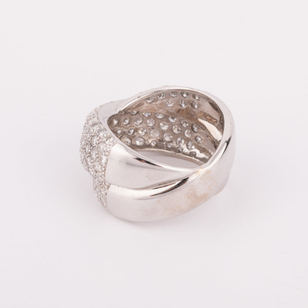 Bague or gris croisée entièrement pavée de diamant