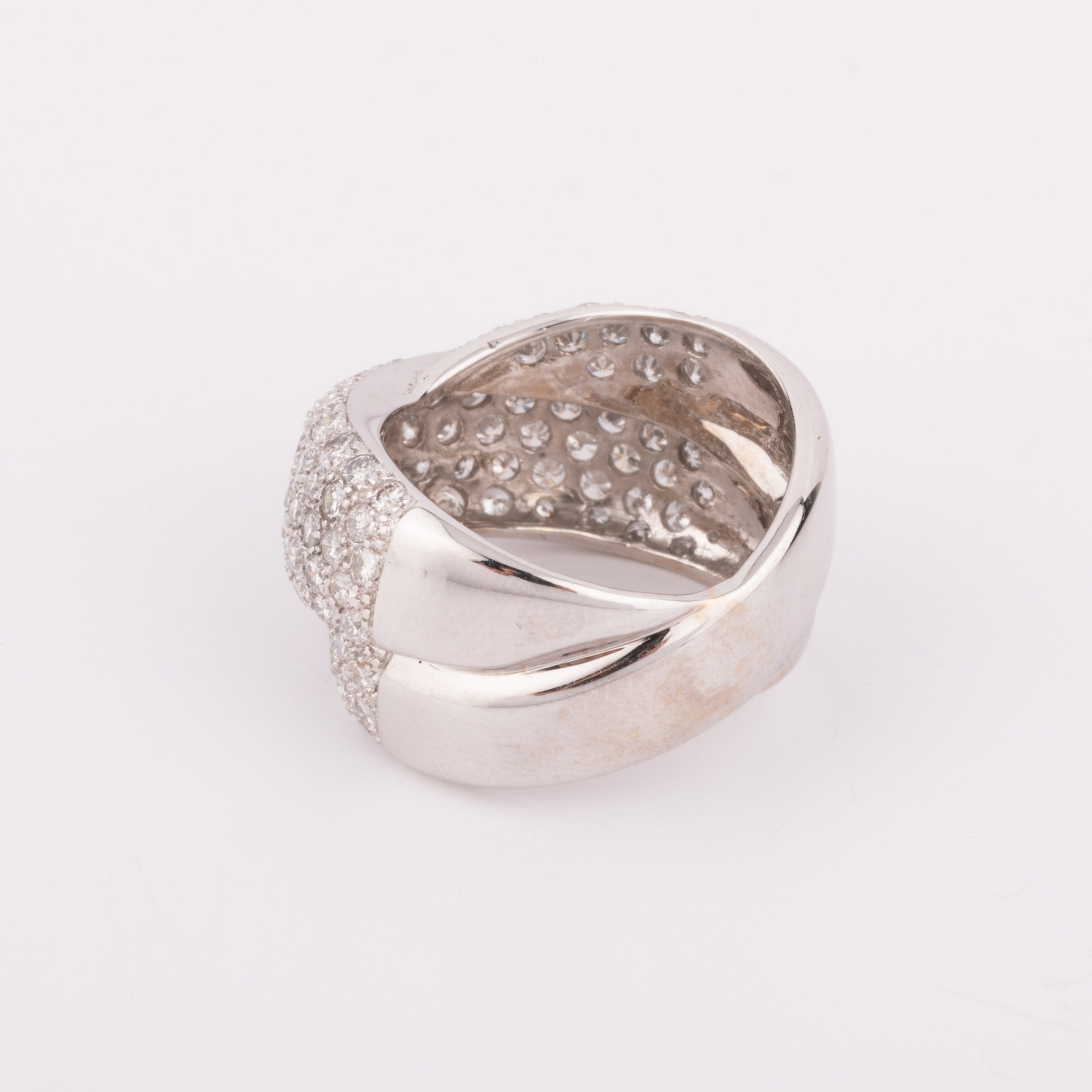 Bague or gris croisée entièrement pavée de diamant
