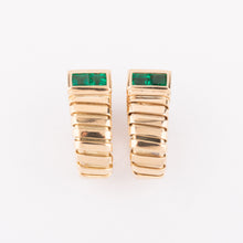 Charger l'image dans la galerie, Boucles d'oreilles de la maison Bvlgari en émeraudes sur or jaune
