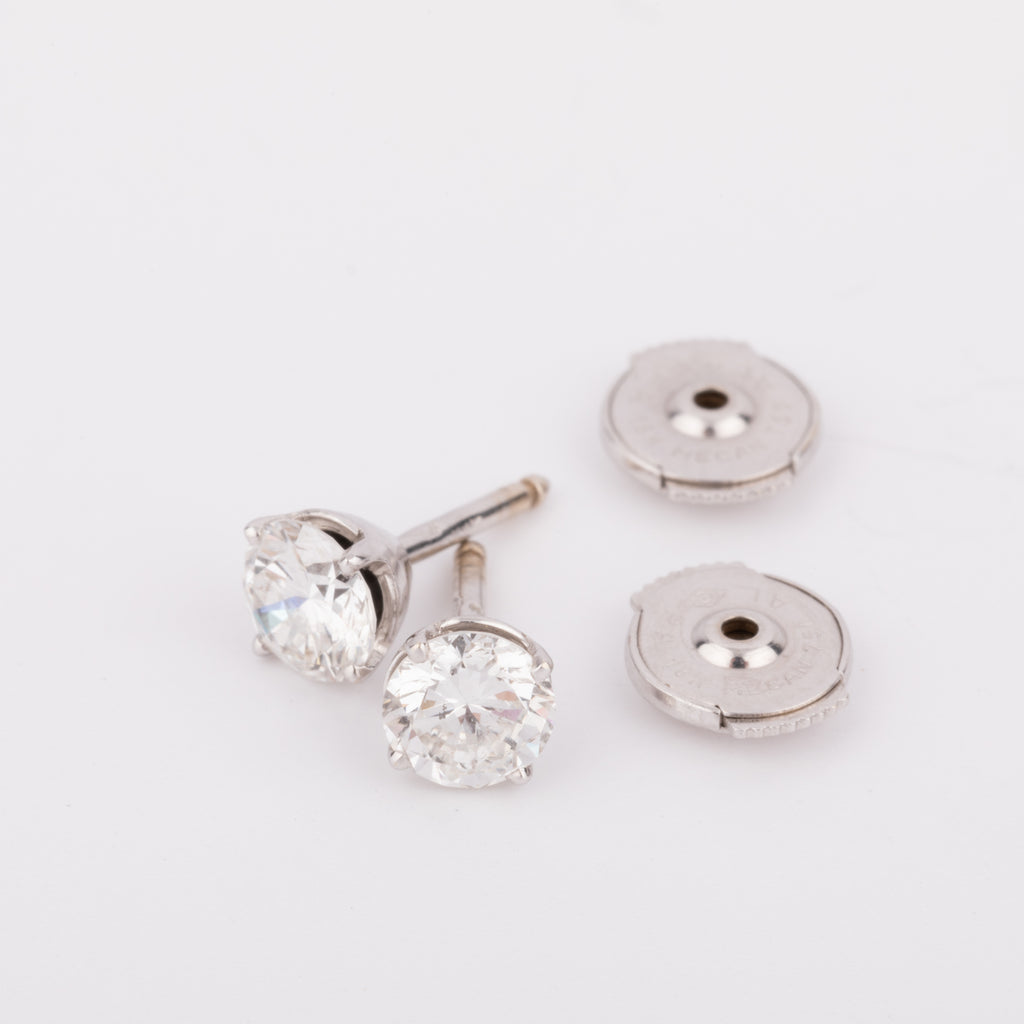 Paire de puce en diamant sur or gris 4 griffes