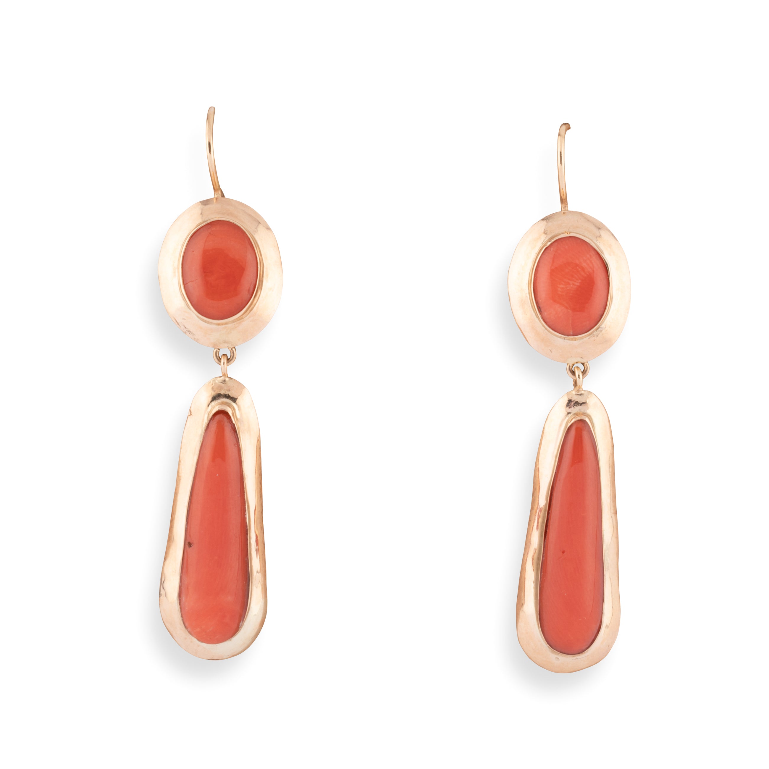 Paire de boucles d'oreilles en corail et or jaune