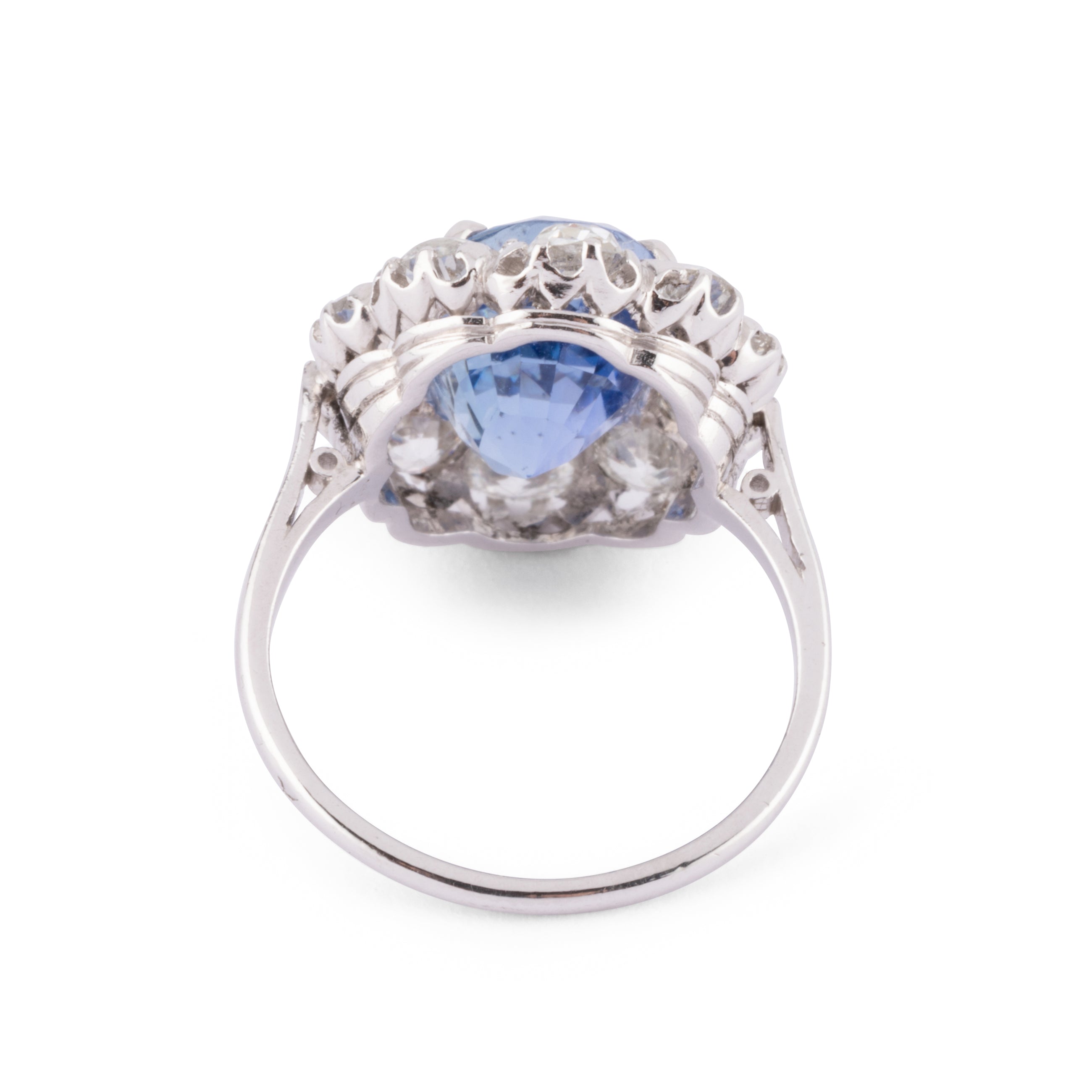 Bague entourage  Saphir de Ceylan ovale et diamant