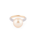 Bague en or jaune, ornée d'une perle de culture Gold des mers du sud