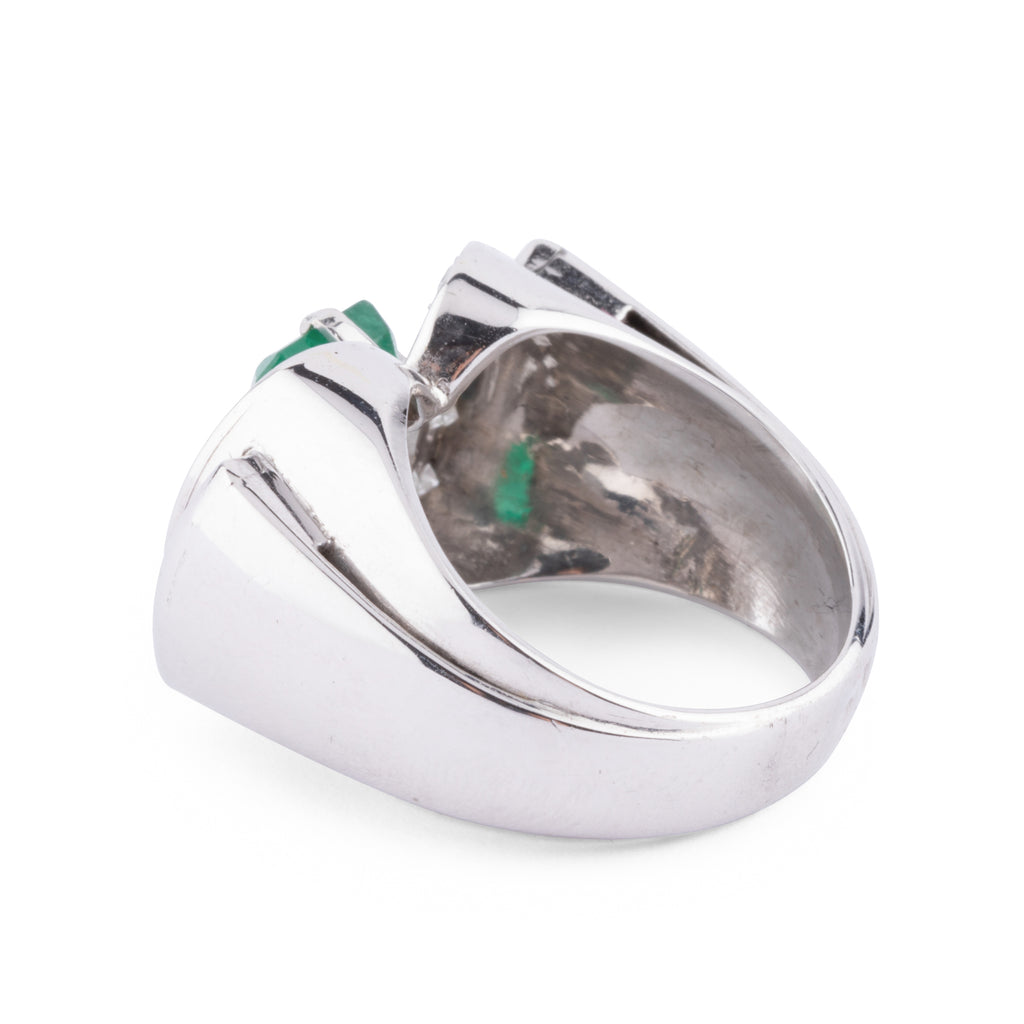 Bague en or gris et platine ornée d'une émeraude et diamants