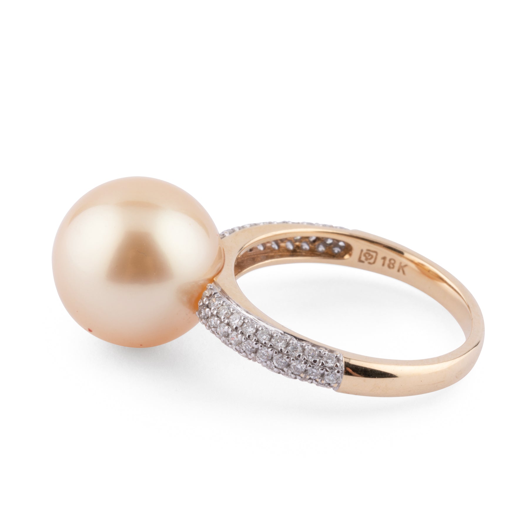 Bague en or jaune, ornée d'une perle de culture Gold des mers du sud