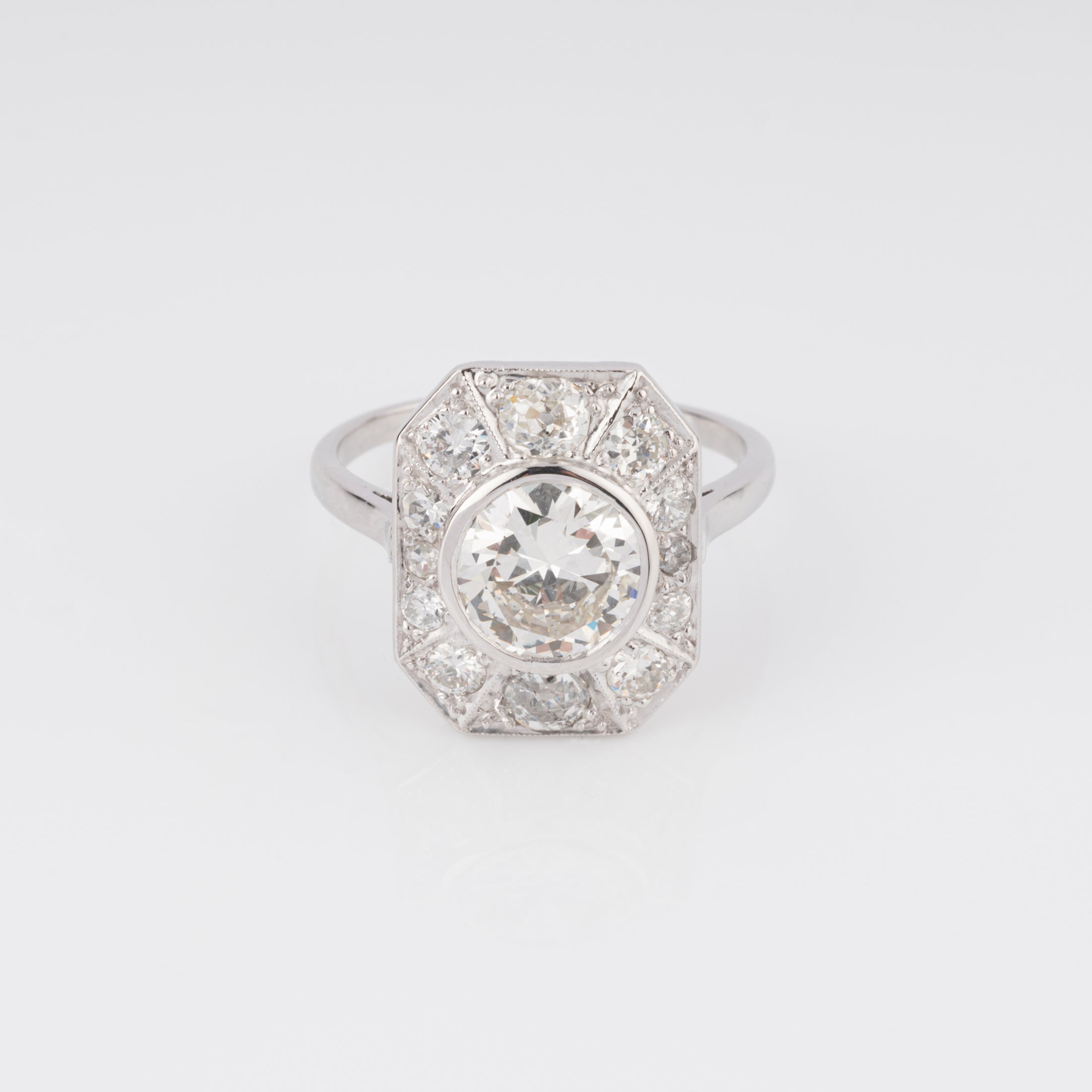 Bague platine ornée dans son centre d'un diamant taille ancienne