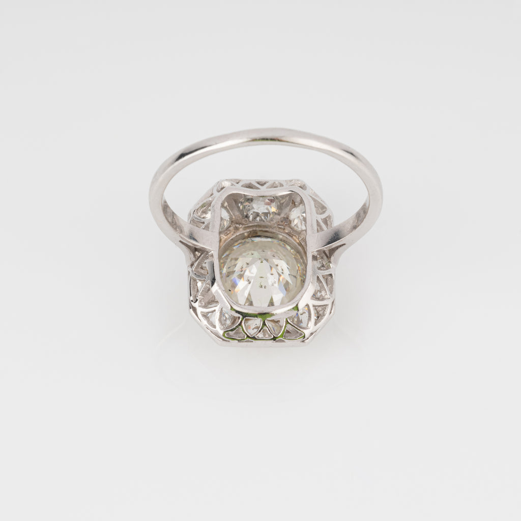 Bague platine ornée dans son centre d'un diamant taille ancienne