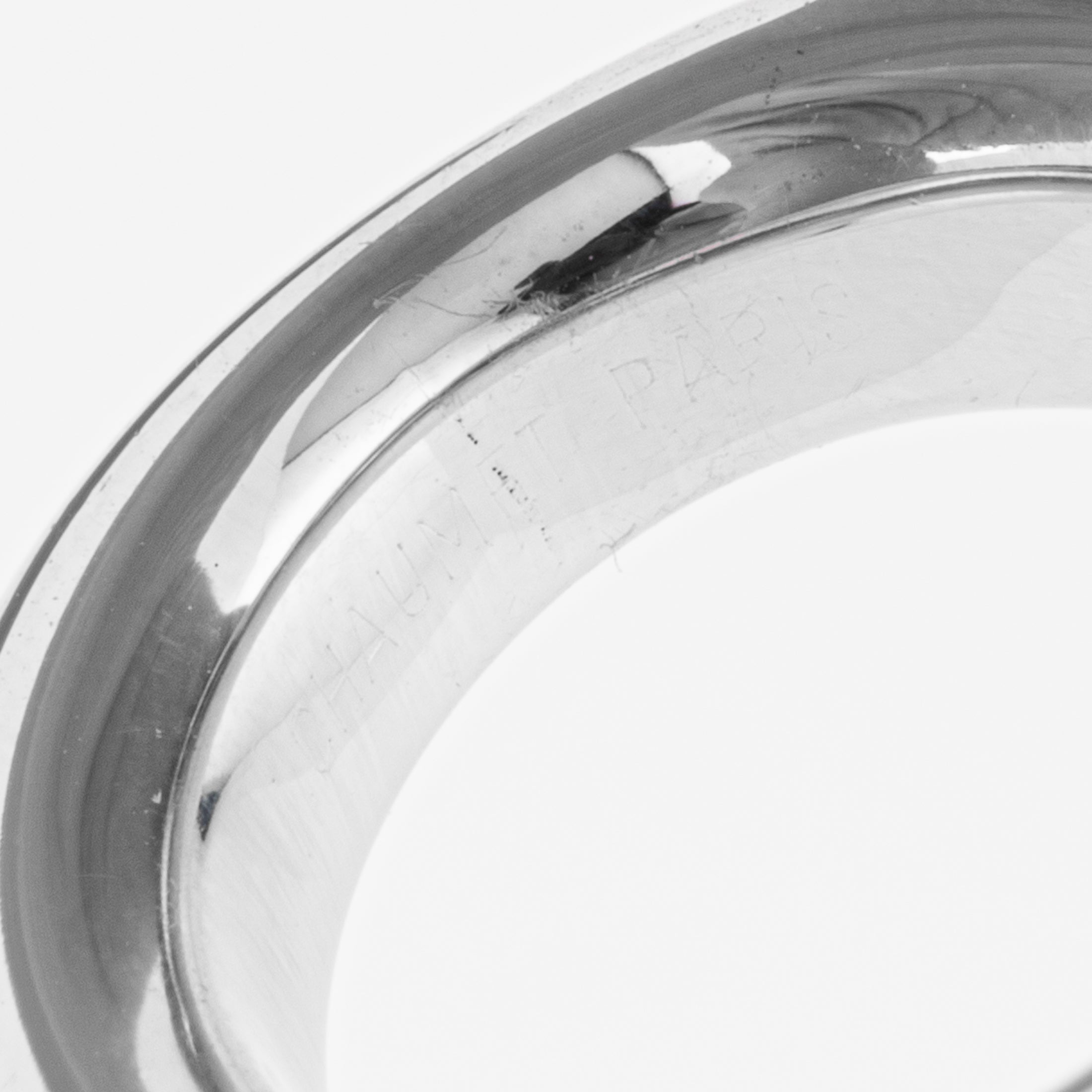 Une bague jonc or gris signée de la Maison Chaumet modèle Anneau