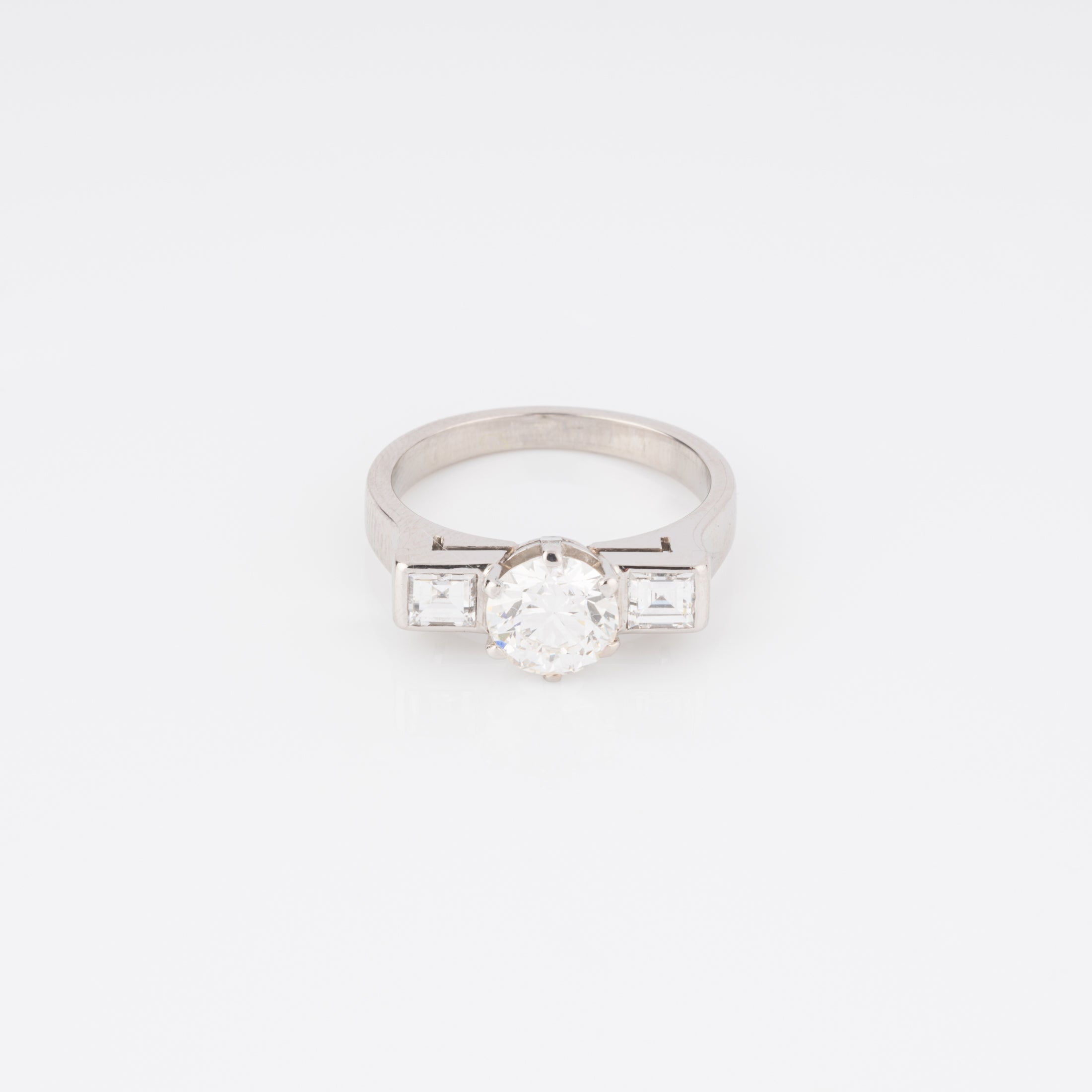 Bague en or gris centrée d’un diamant taille moderne