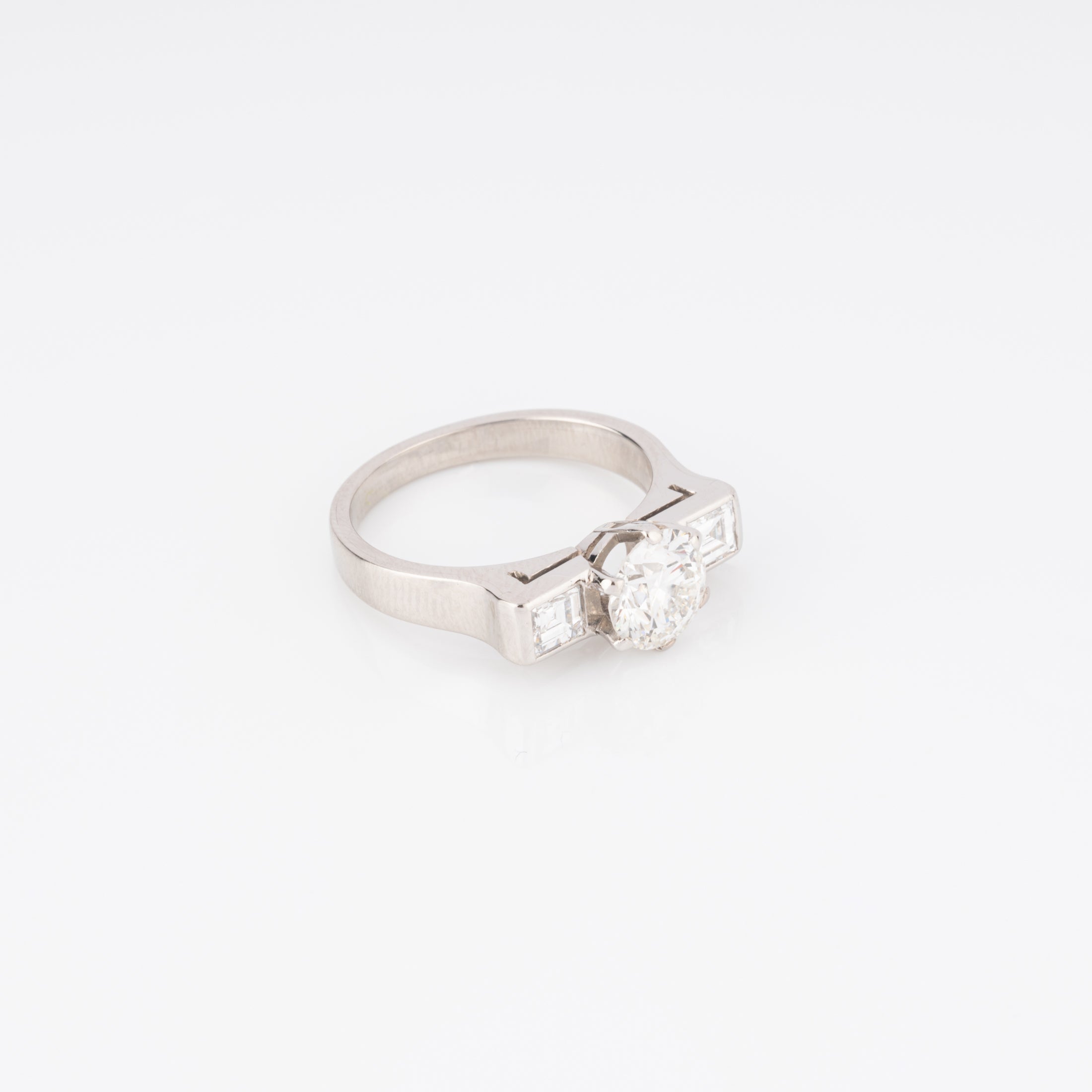 Bague en or gris centrée d’un diamant taille moderne
