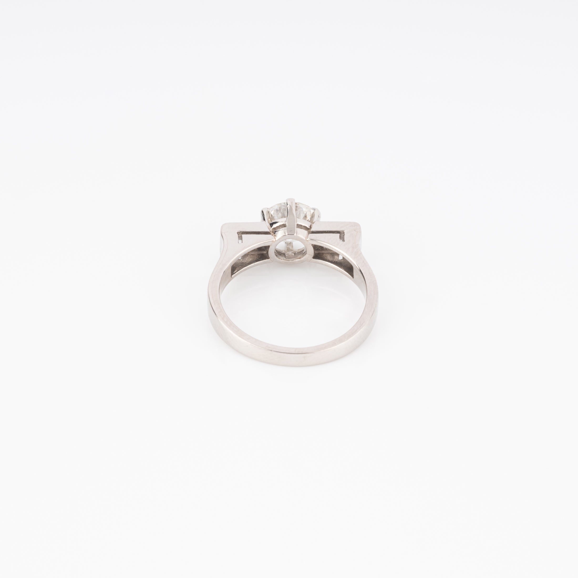 Bague en or gris centrée d’un diamant taille moderne