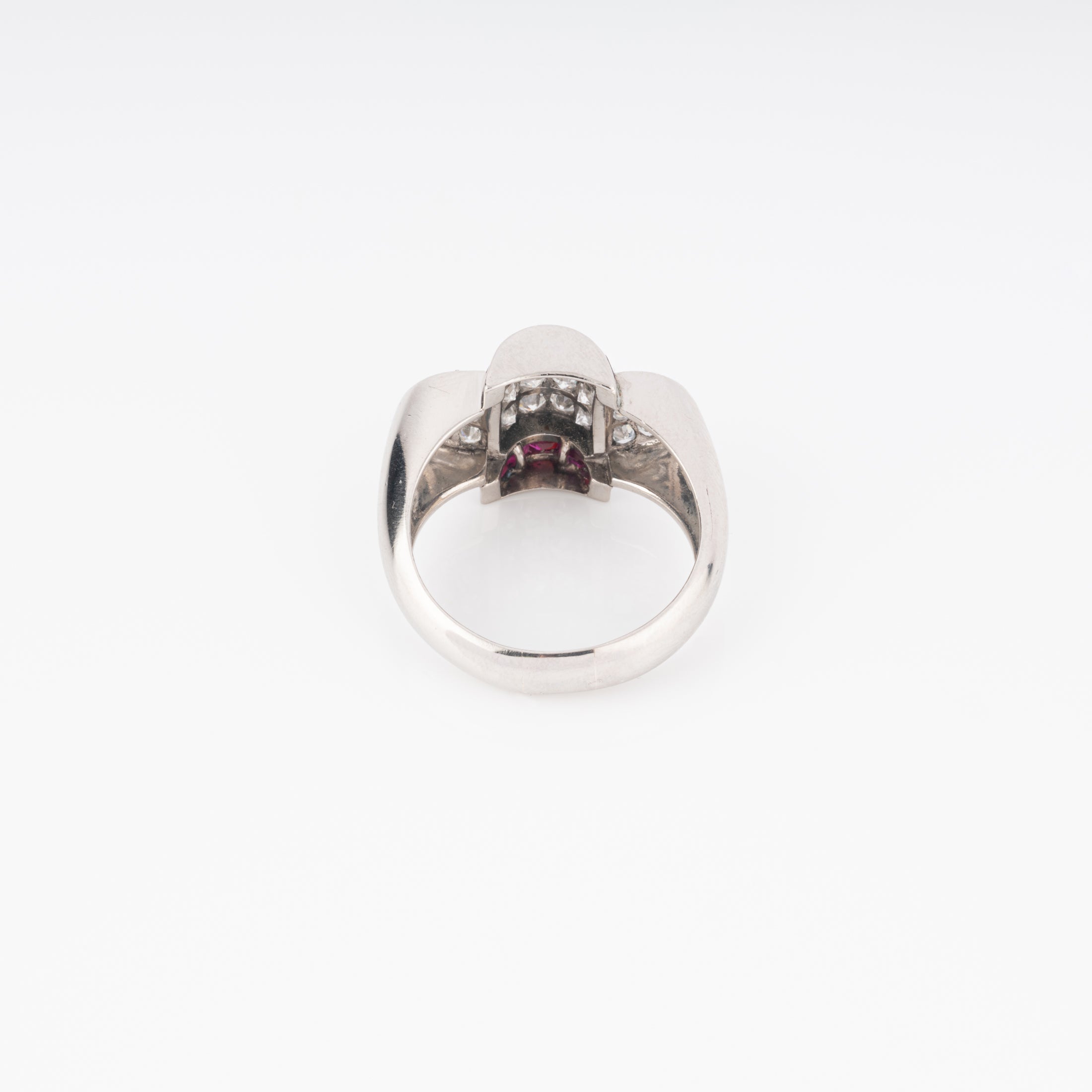 Bague platine et diamant ornée de rubis qualibrés