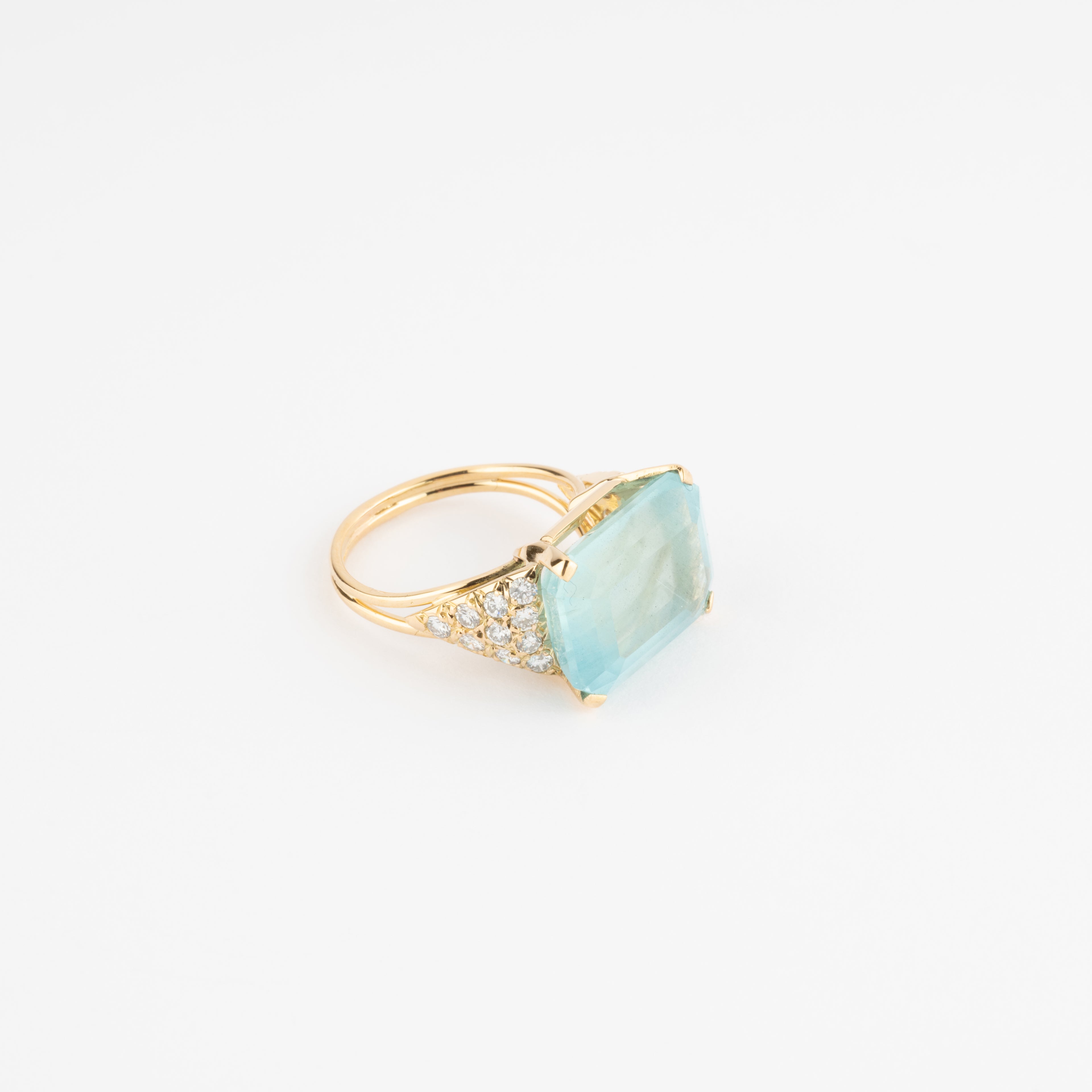 Bague aigue marine lactée et diamant sur or jaune