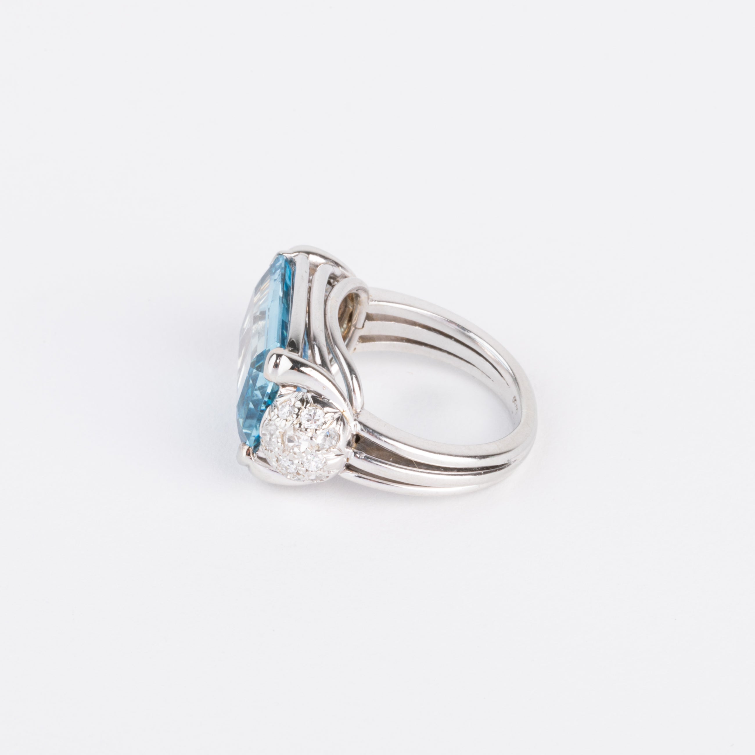 Bague or gris ornée d'une aigue marine et diamants