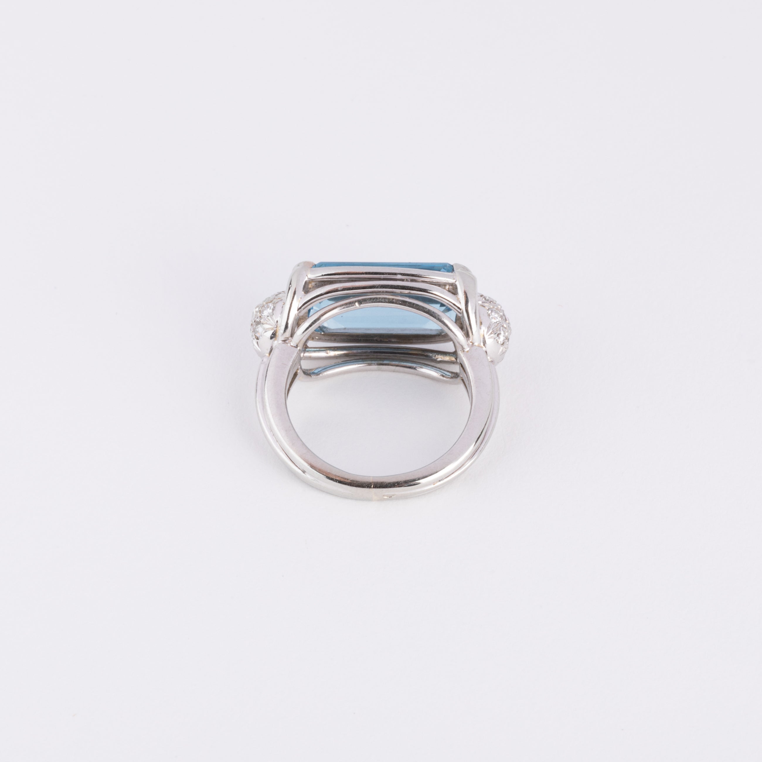 Bague or gris ornée d'une aigue marine et diamants