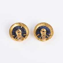 Charger l&#39;image dans la galerie, Boucles d&#39;oreilles du créateur grec Ilias Lalaounis en or et sodalite
