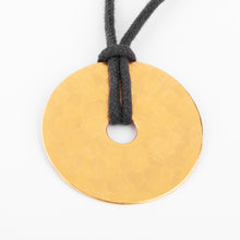 Charger l'image dans la galerie, Pendentif martelée de la maison Dinh Van modèle cible
