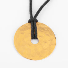 Charger l'image dans la galerie, Pendentif martelée de la maison Dinh Van modèle cible
