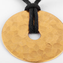 Charger l'image dans la galerie, Pendentif martelée de la maison Dinh Van modèle cible
