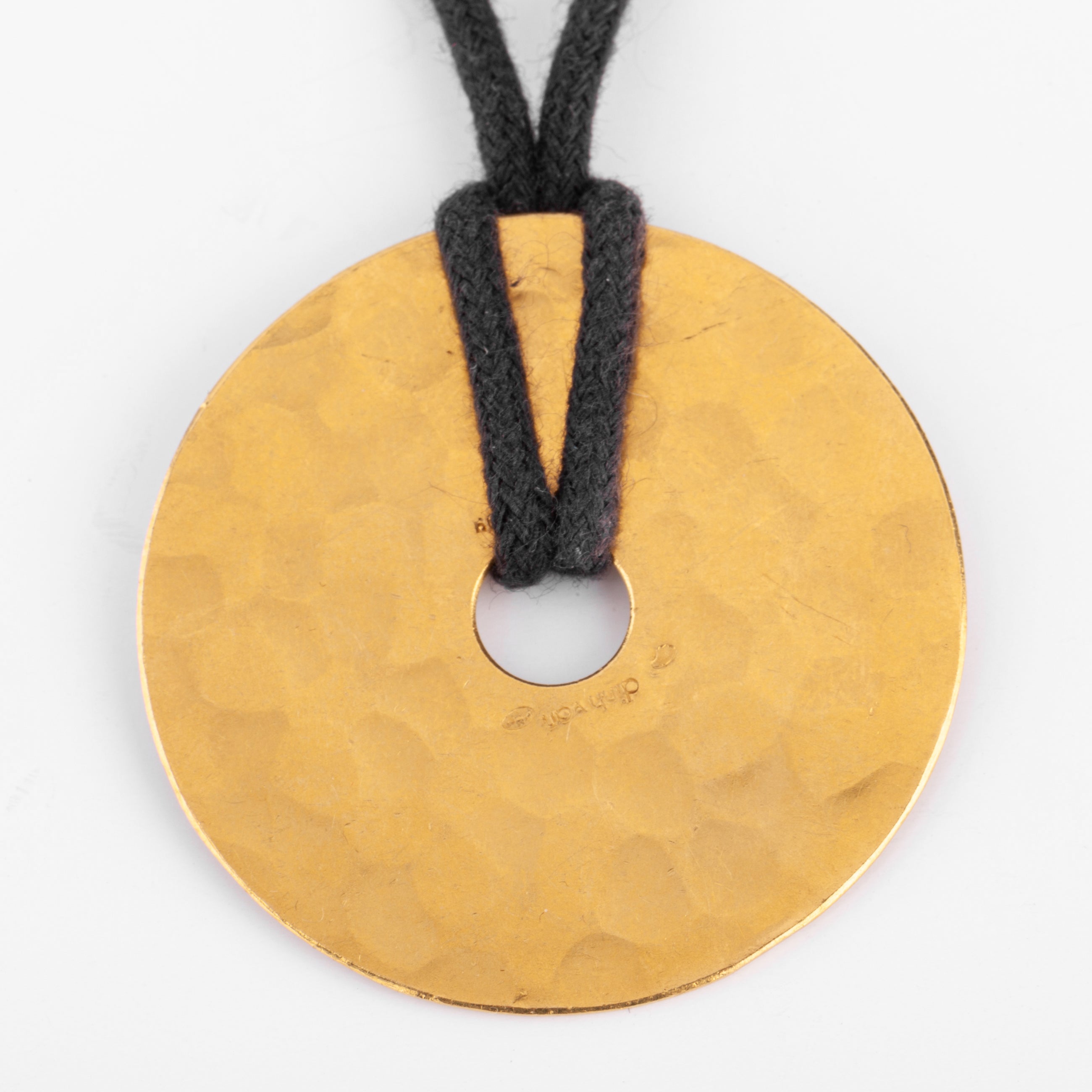 Pendentif martelée de la maison Dinh Van modèle cible