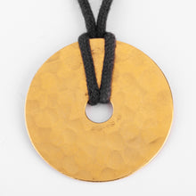 Charger l'image dans la galerie, Pendentif martelée de la maison Dinh Van modèle cible
