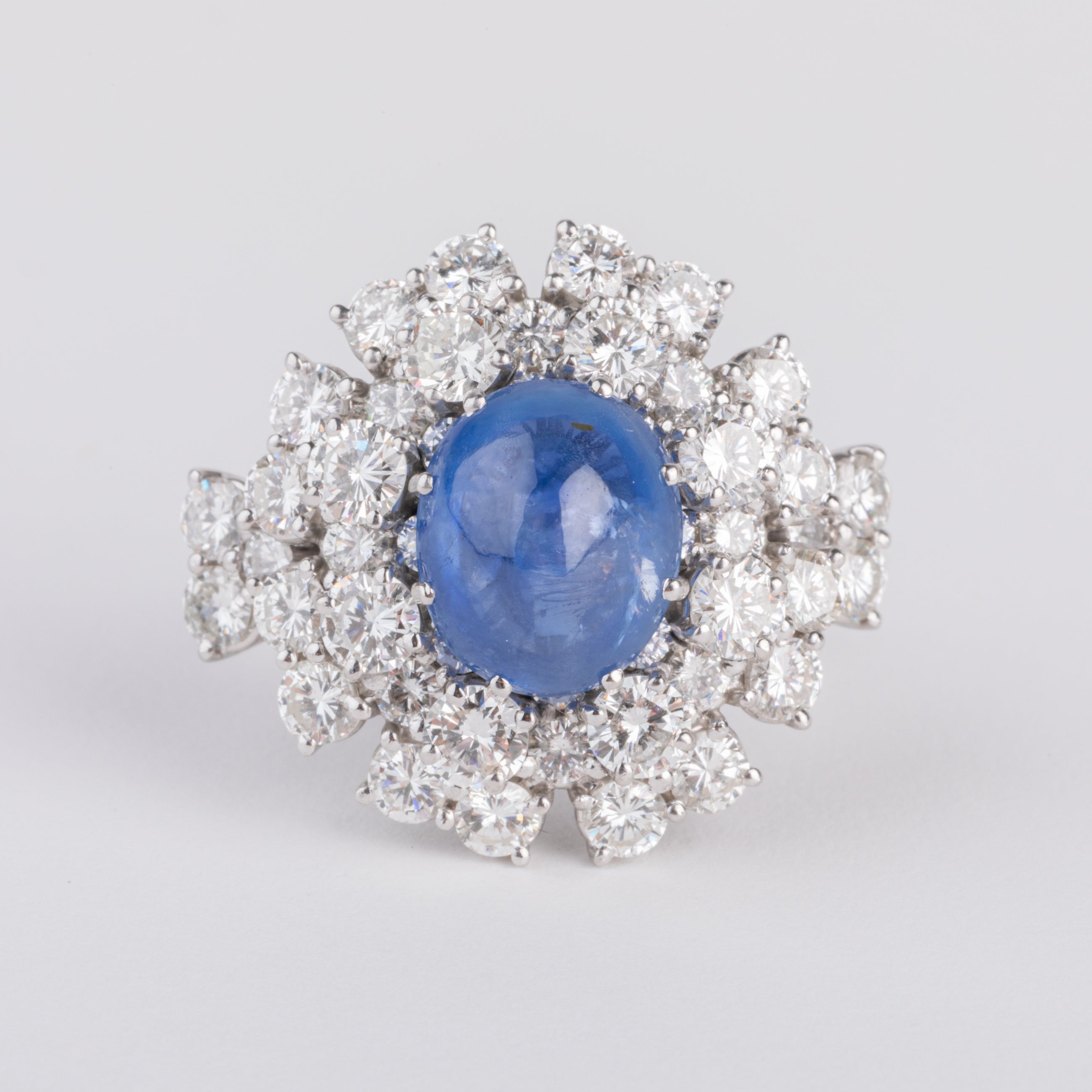 Bague cocktail en diamants et saphir cabochon