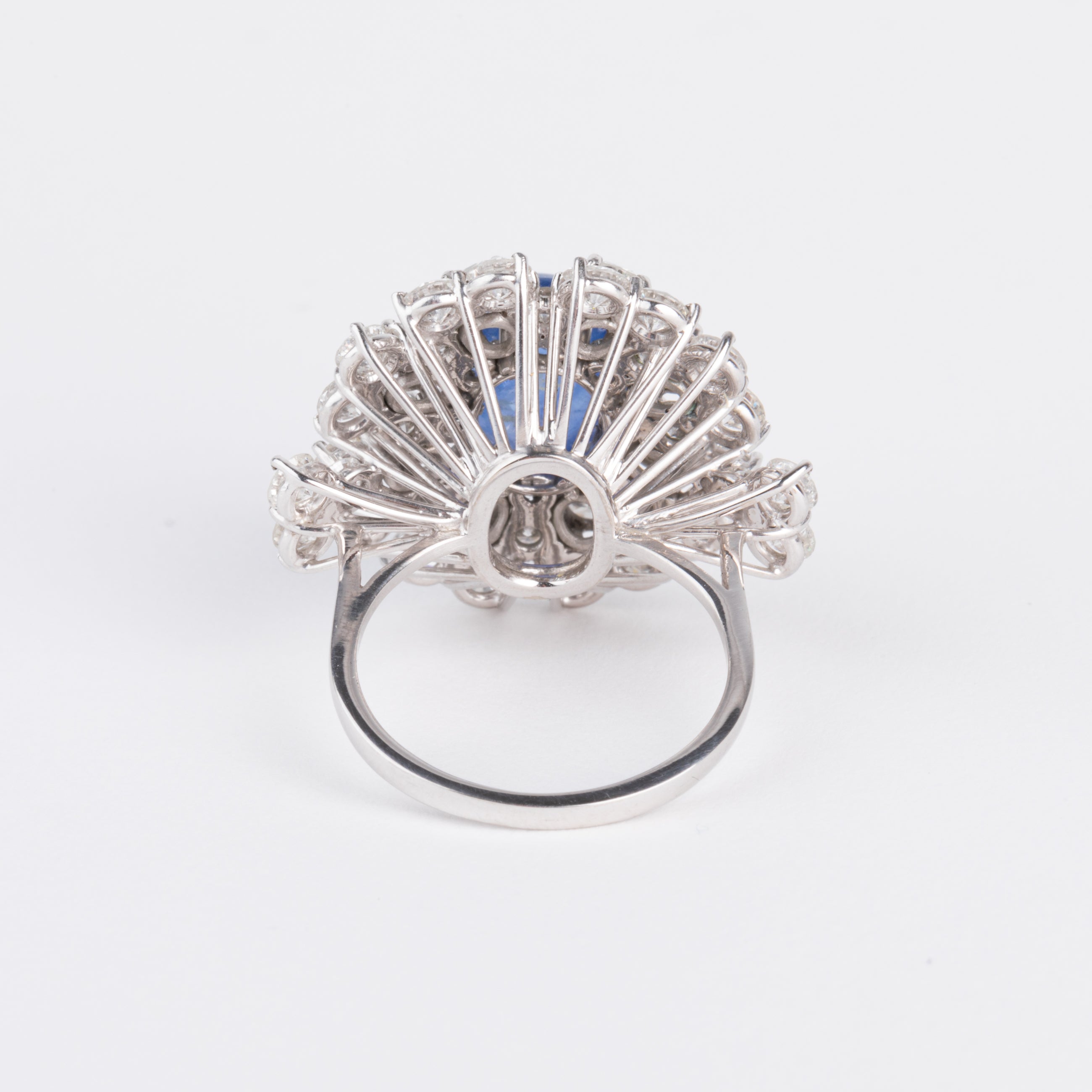 Bague cocktail en diamants et saphir cabochon