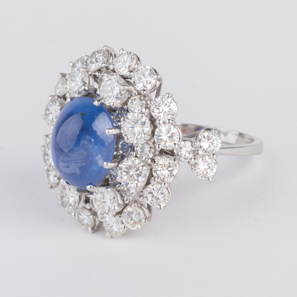 Bague cocktail en diamants et saphir cabochon